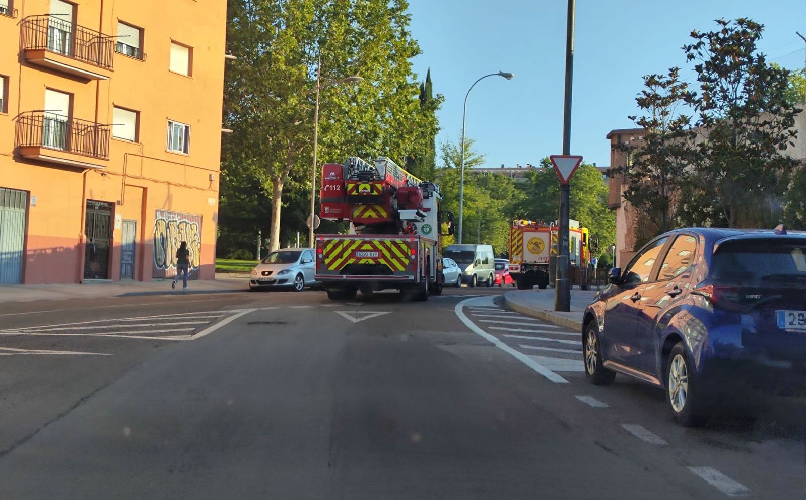 Dos dotaciones del Cuerpo de Bomberos del Ayuntamiento de Salamanca en el paseo del Gran Capitán