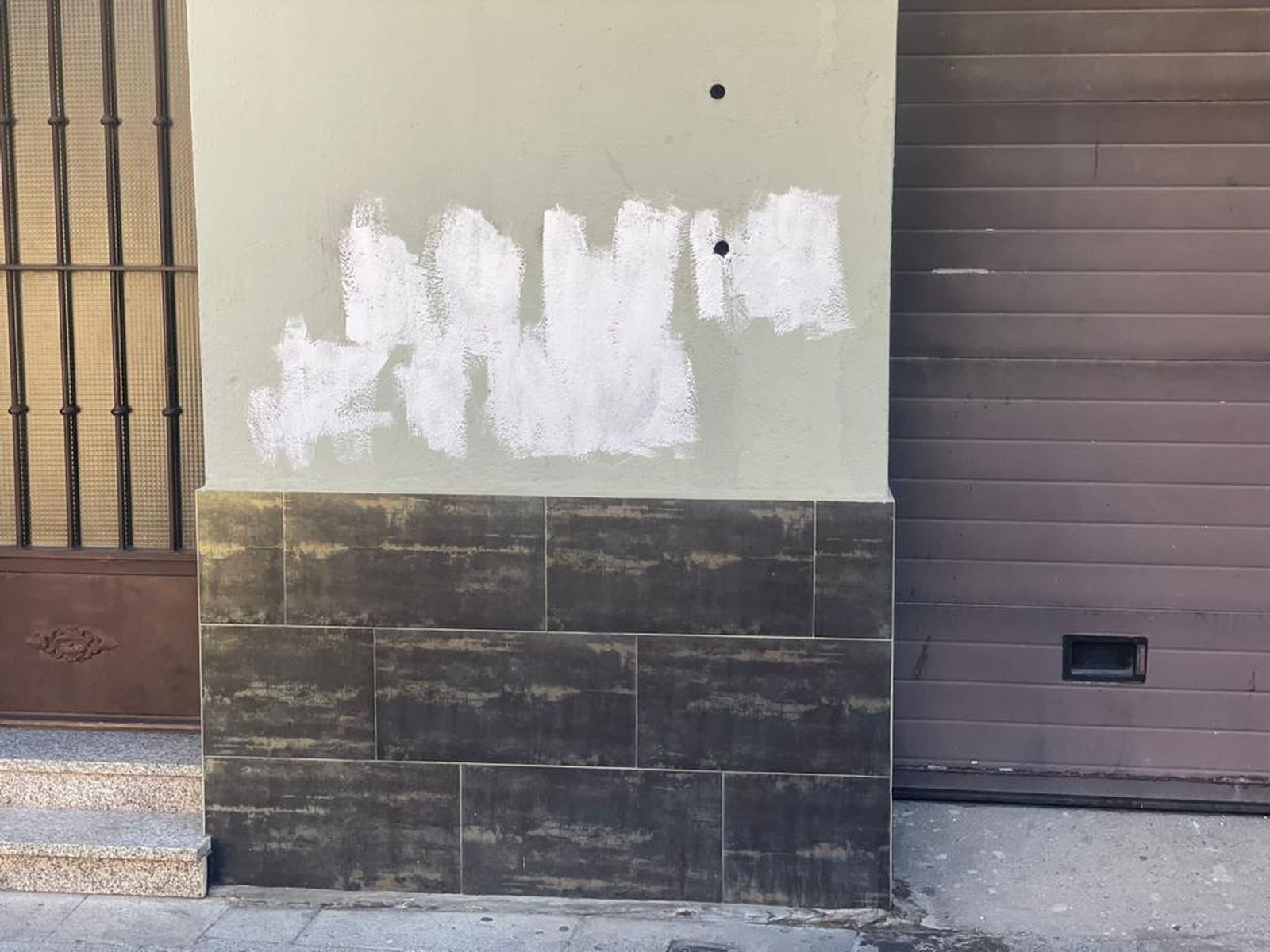 fachada-con-grafitis-limpiada-por-el-ayuntamiento-2