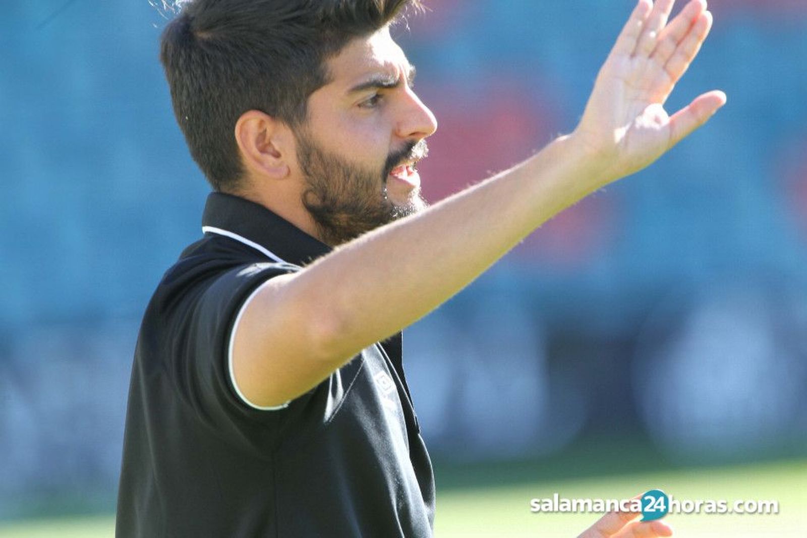 Jorge García del Río da instrucciones a sus pupilos en el estadio Helmántico
