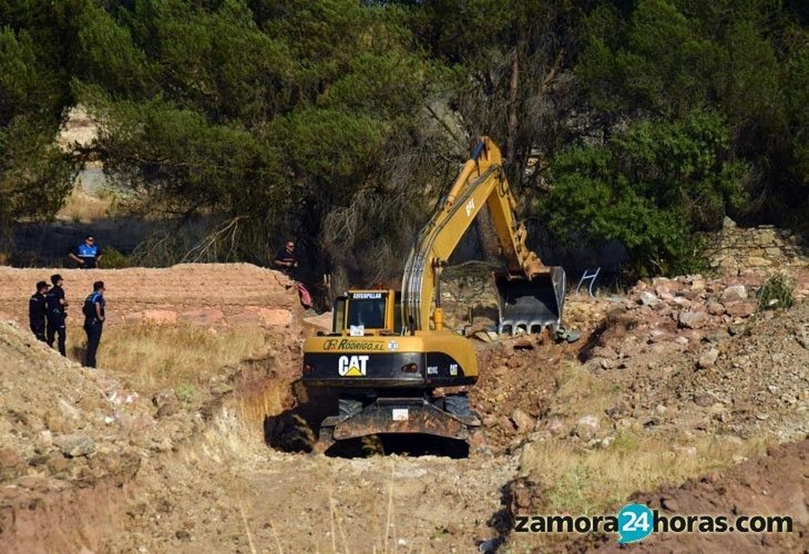 Bomberos y Policía trabajan para encontrar a un hombre que habría caído a un pozo en Valderrey