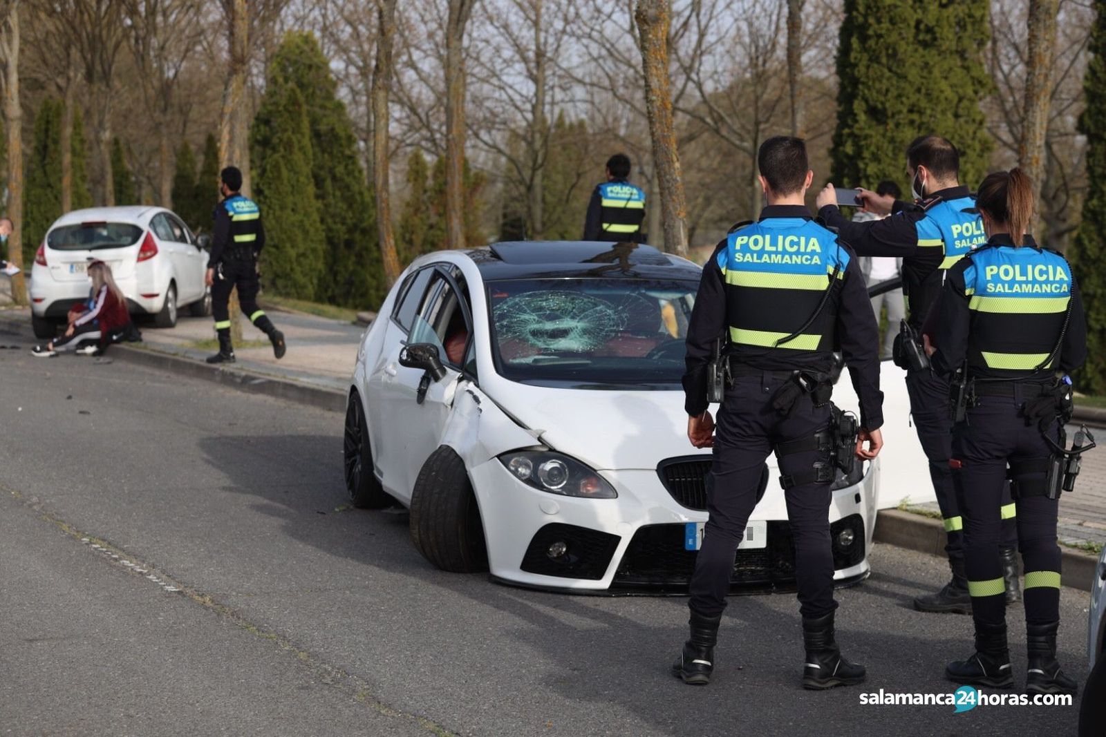 Espectacular accidente en la avenida Santiago Madrigal: conduce a gran velocidad, pierde el control de su coche, se salta la mediana e impacta de frente contra otro turismo Espectacular accidente en la avenida Santiago Madrigal: conduce a gran velocidad, pierde el control de su coche, se salta la mediana e impacta de frente contra otro turismo