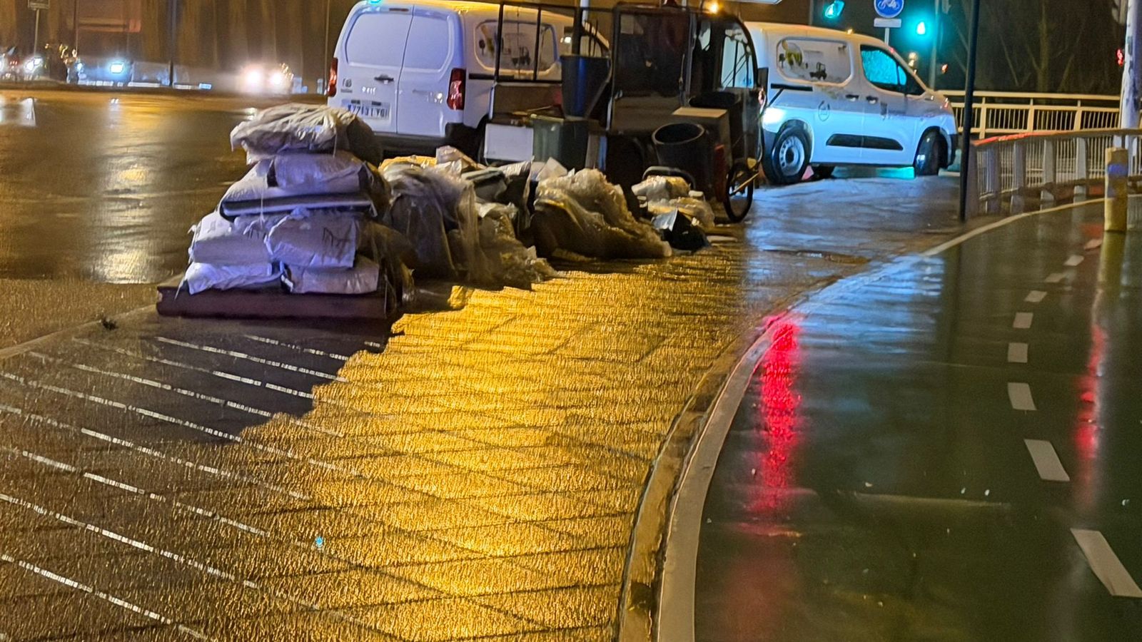 Cortados tres carriles de la Vía Helmántica tras caer la carga de un tráiler