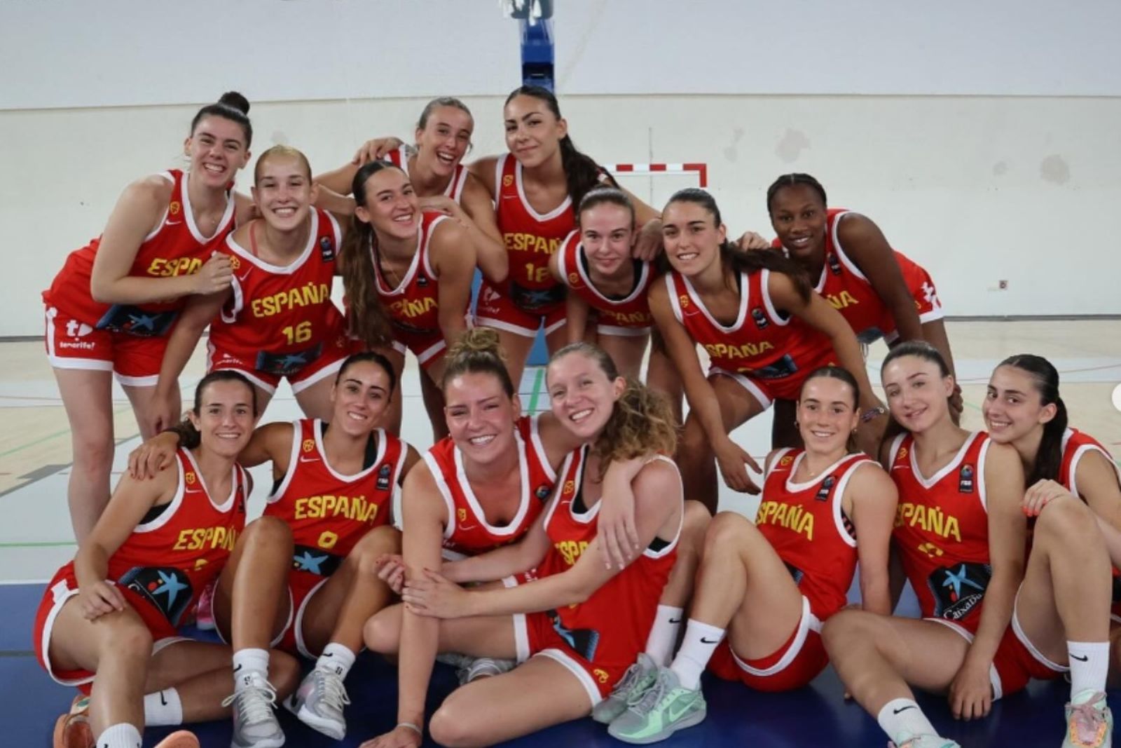 Marta Fernández, tercera por la derecha en la fila inferior