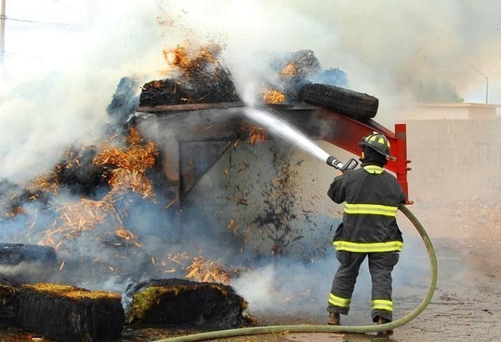 Calcinados cien paquetes de paja en una nave de Villasdardo