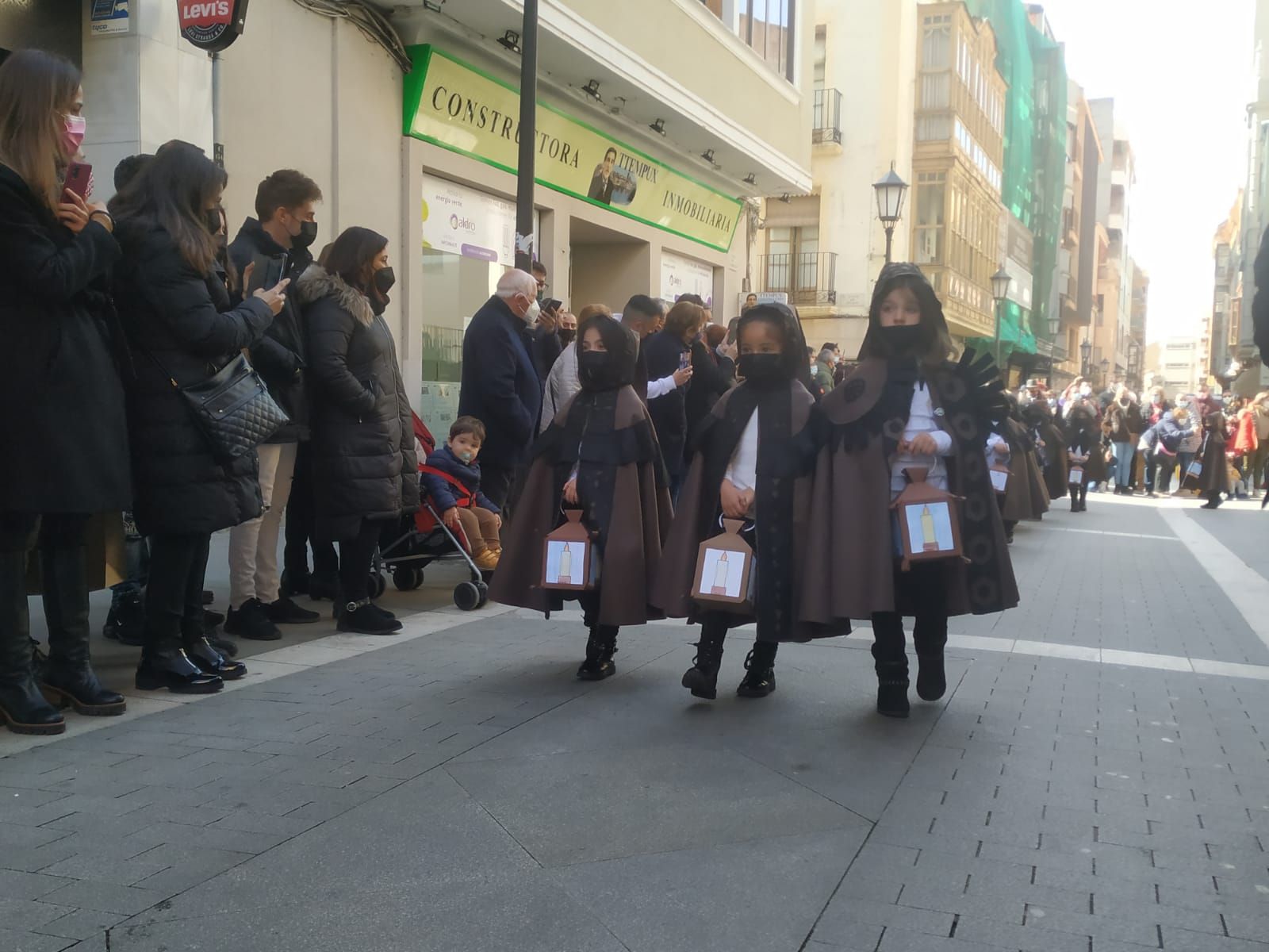 los-escolares-de-la-medalla-milagrosa-sacan-la-semana-santa-a-la-calle-17