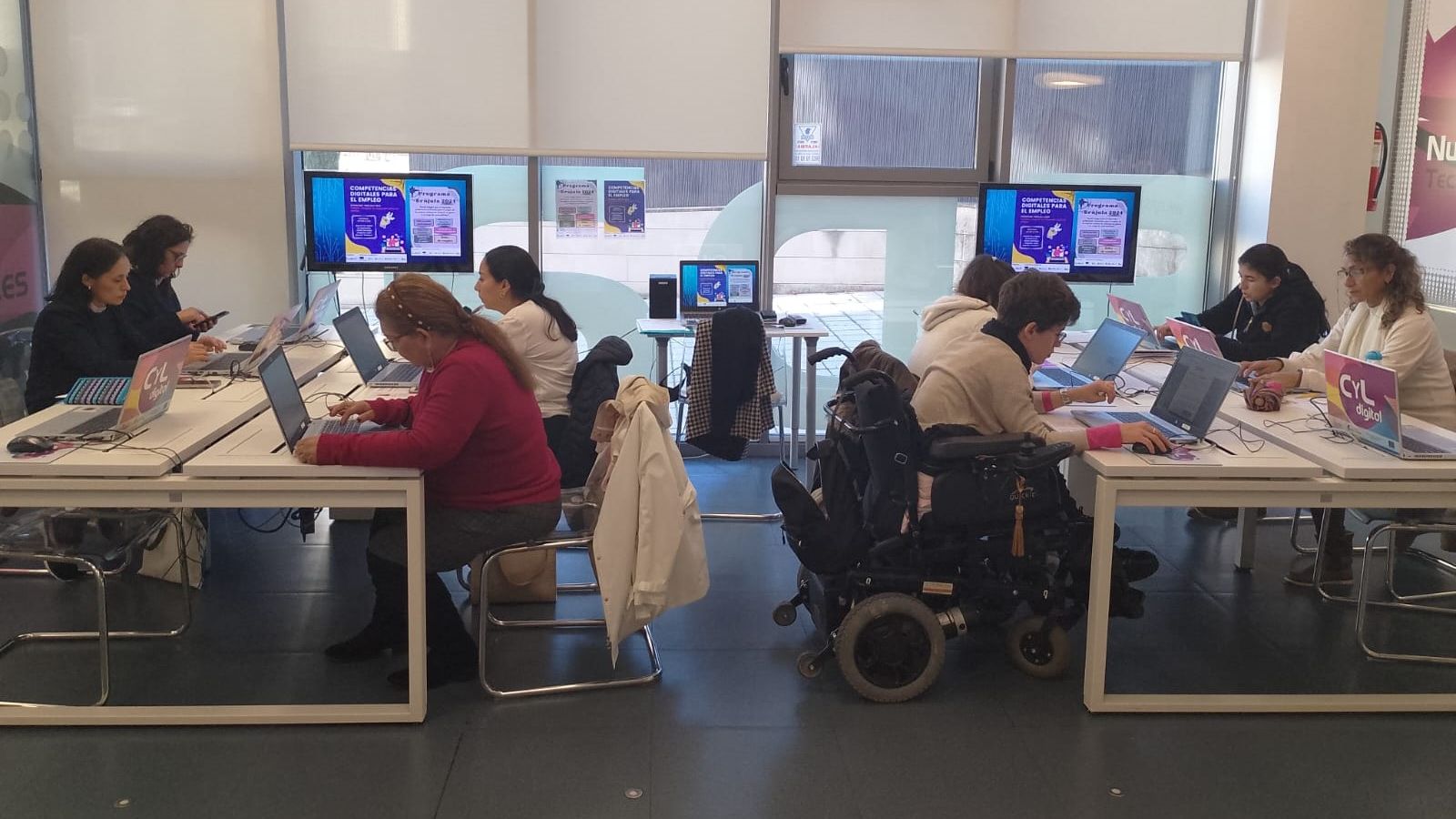 Taller de Competencias Digitales de la Asociación de Ayuda a la Mujer 'Plaza Mayor'