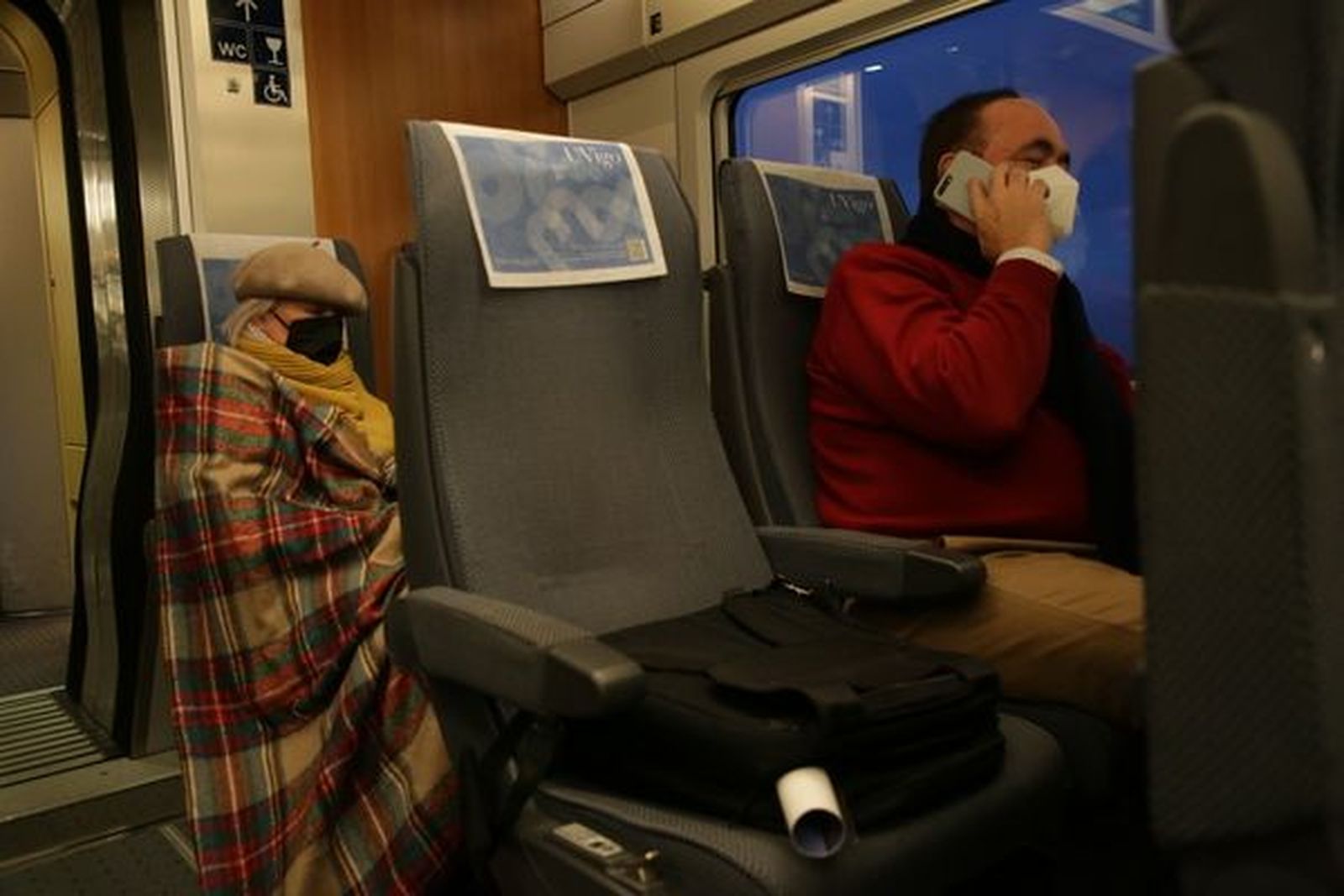 Viajeros en el trayecto del AVE Madrid Galicia. Archivo