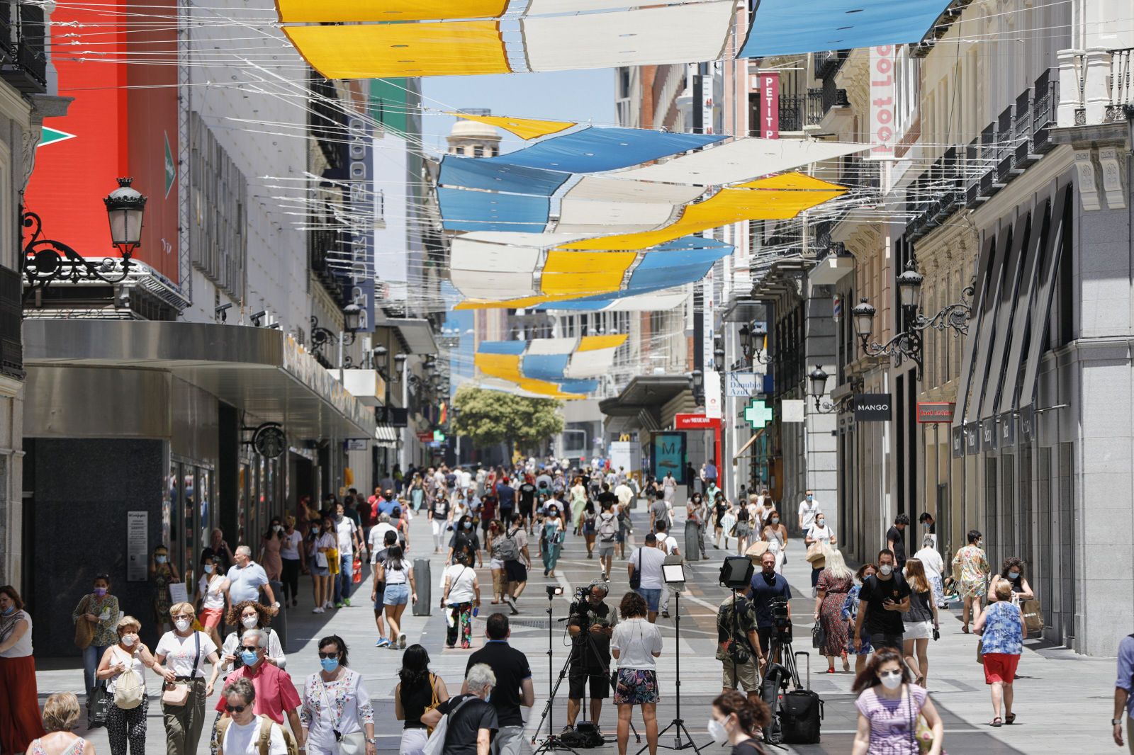 Imagen de la calle Preciados desde la Puerta del Sol en Madrid (España), a 29 de junio de 2020. El calor pone desde este lunes en aviso a una quincena de provincias de Andalucía, Castilla y León, C