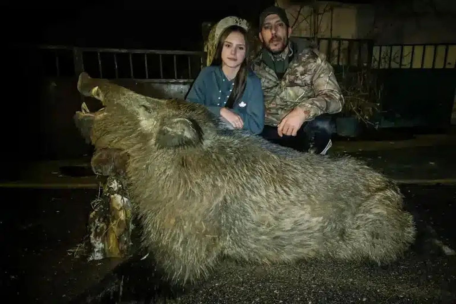 El cazador salmantino Asier García Hernández con el jabalí