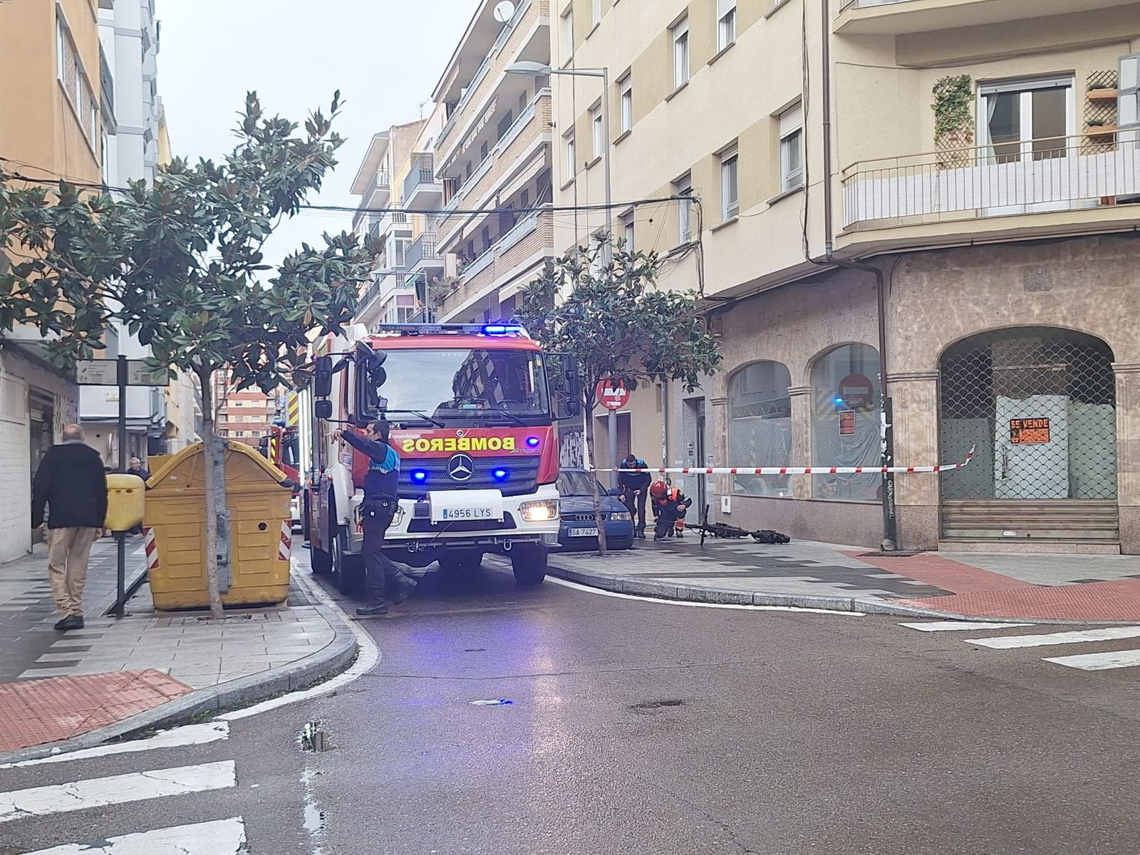 El incendio de un patinete eléctrico provoca el desalojo de un edificio en la calle Bolívar