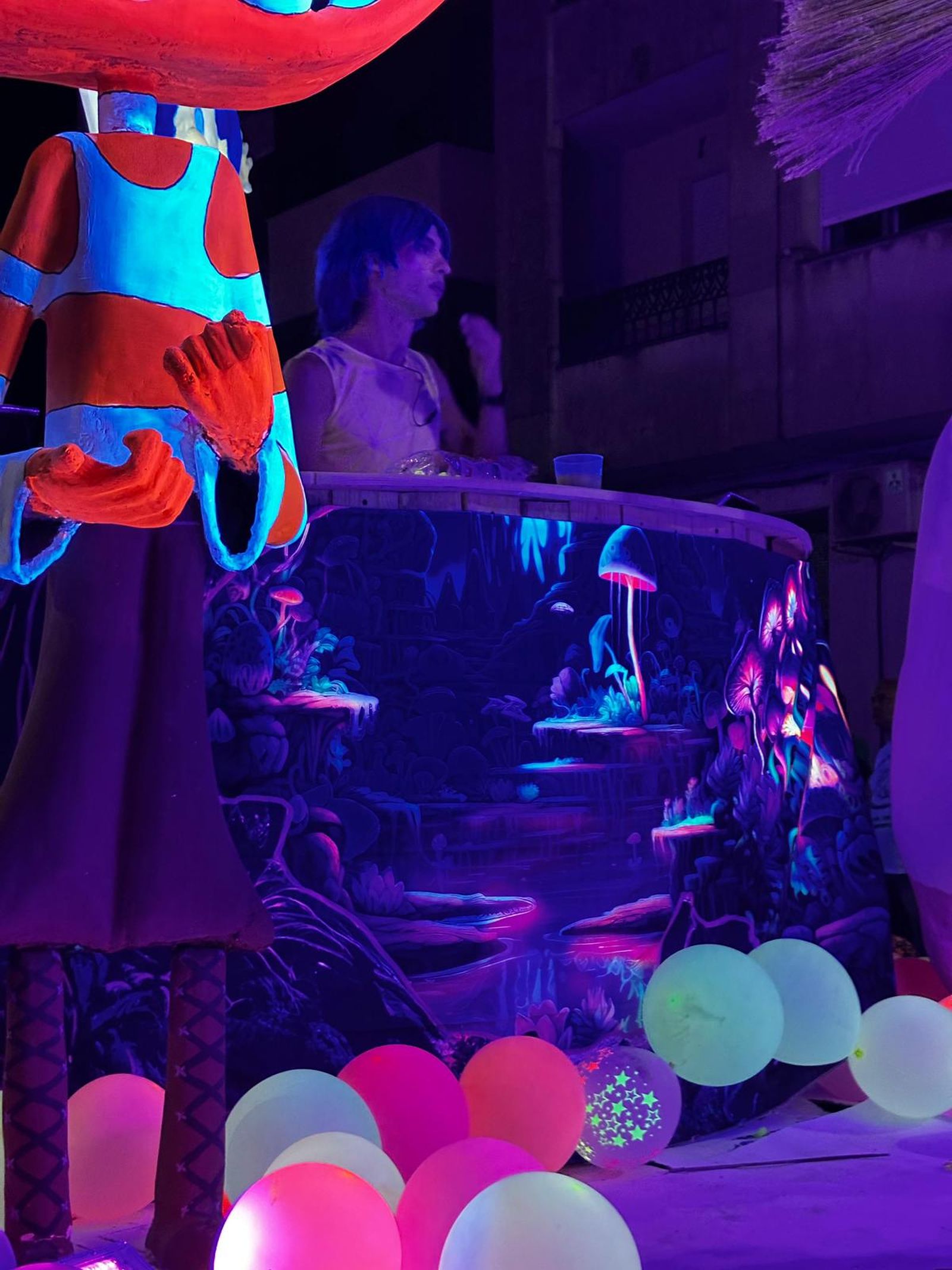 El desfile de carrozas de Aldeadávila vuelve a llenar de luz y color las calles en sus fiestas