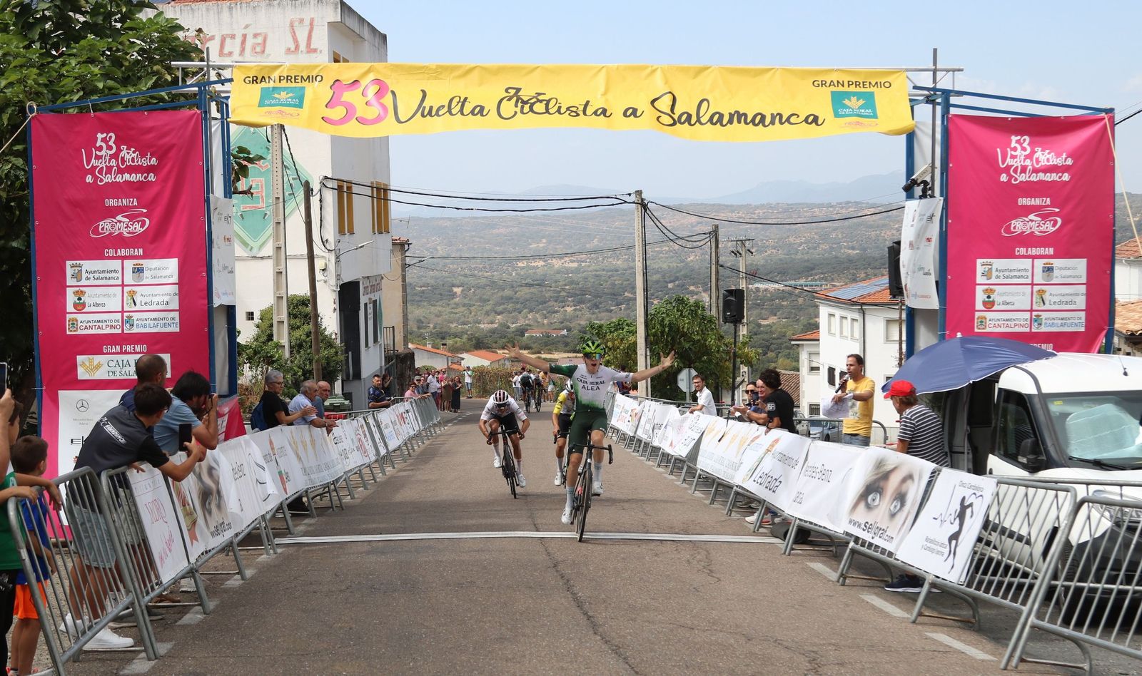 Ellande Larronde (Caja Rural ALEA) es el más fuerte en Ledrada en la Vuelta Cilista Salamanca