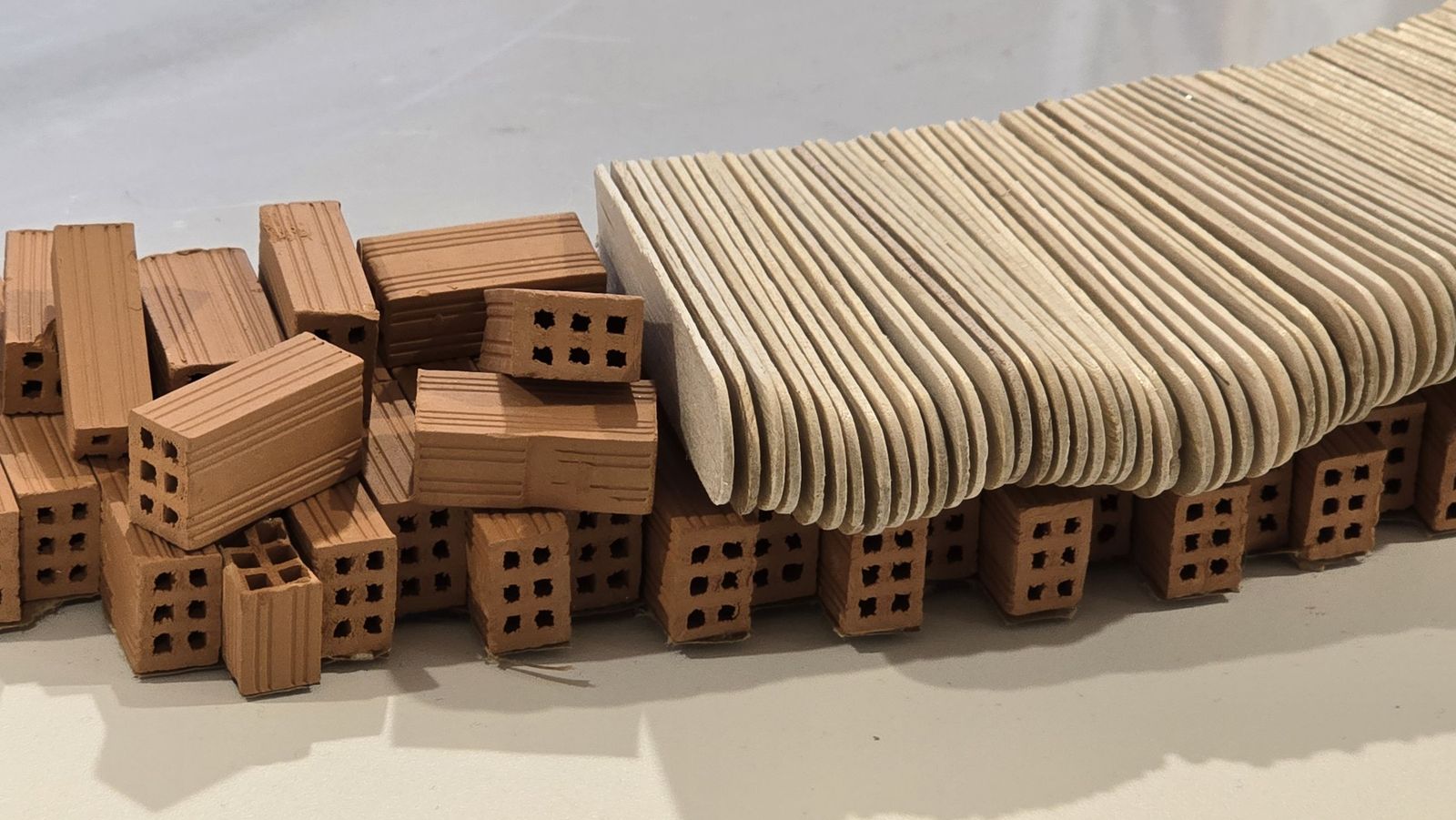 “La arquitectura como huella temporal: reflexión plástica sobre el Hospital Universitario de Salamanca”