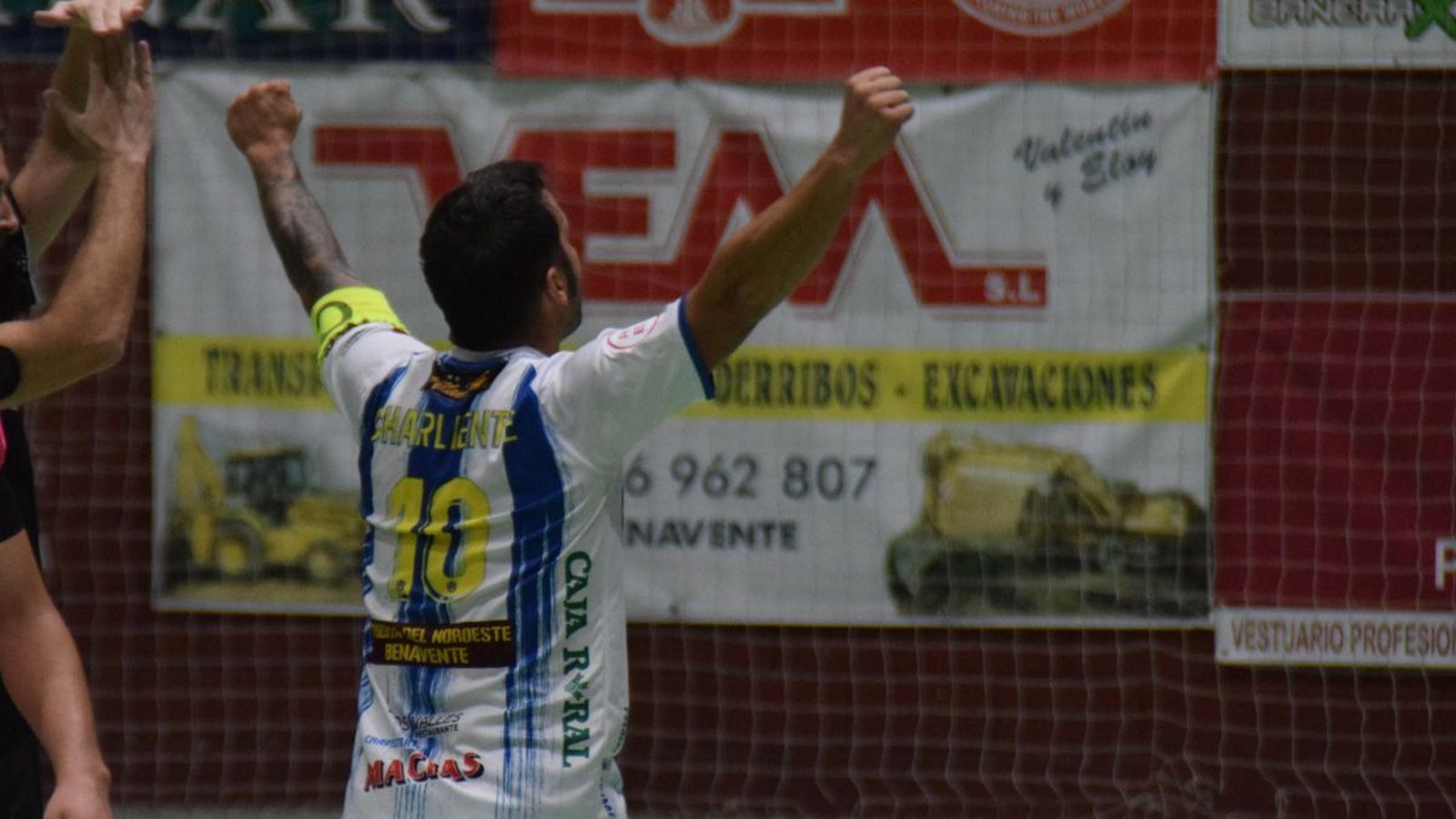 Charlie celebra una victoria del Atlético Benavente en la Rosaleda.
