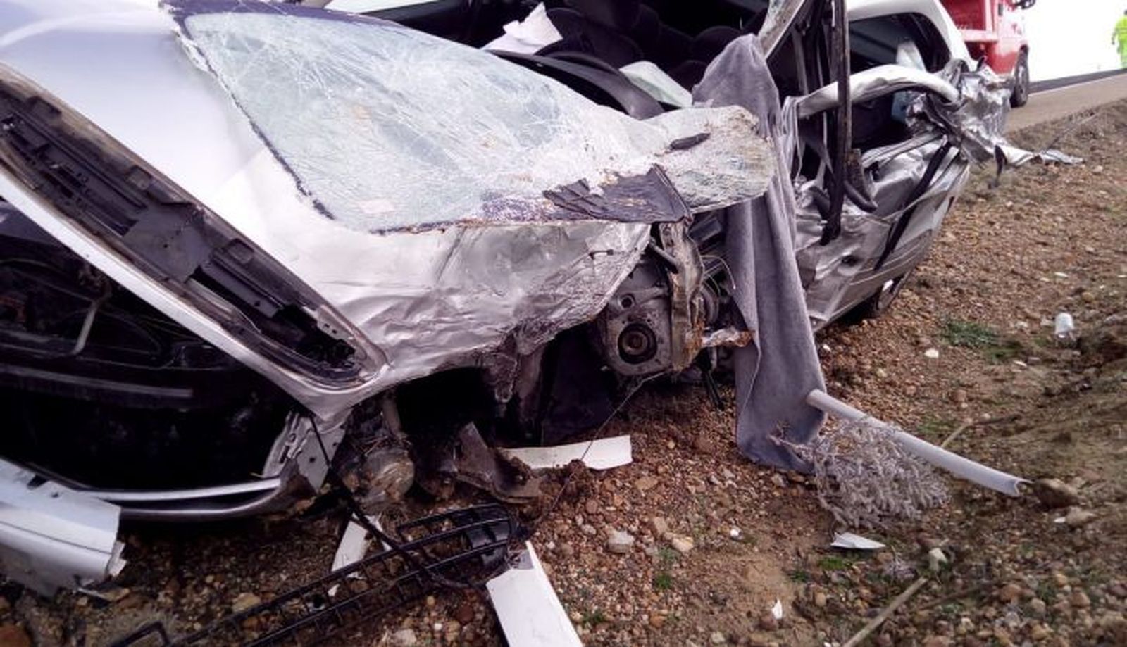 Un fallecido y tres heridos, entre ellos un niño de 11 años, en una colisión entre dos turismos en Valladolid