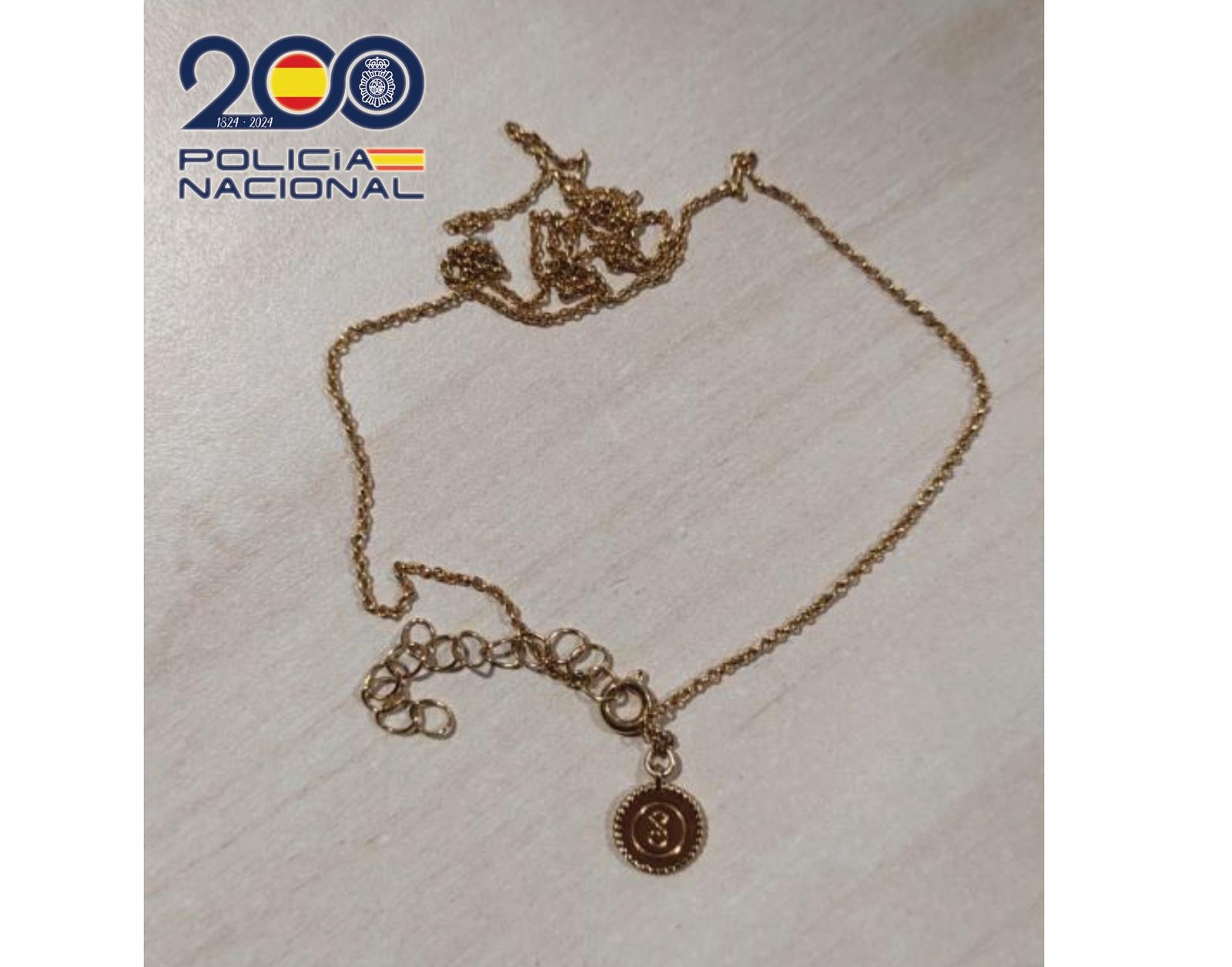 Imagen del collar y la cadena sustraída