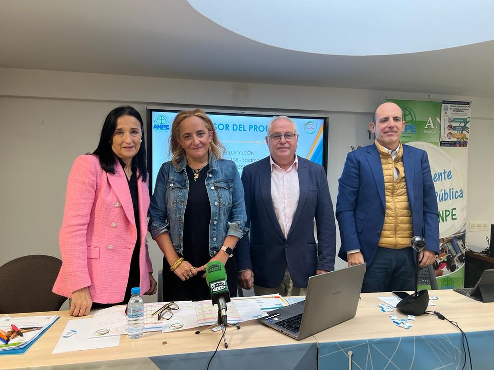 ANPE presenta el Informe del Defensor del Profesor del Curso 22-23. De izq. a dcha. Pilar Revilla, presidenta de ANPE CyL; María José Martín, defensora del profesor en CyL; y Guillermo Bueno, presidente de ANPE en Salamanca. Fotos S24H ANPE presenta el Informe del Defensor del Profesor del Curso 22-23. De izq. a dcha. Pilar Revilla, presidenta de ANPE CyL; María José Martín, defensora del profesor en CyL; y Guillermo Bueno, presidente de ANPE en Salamanca. Fotos S24H