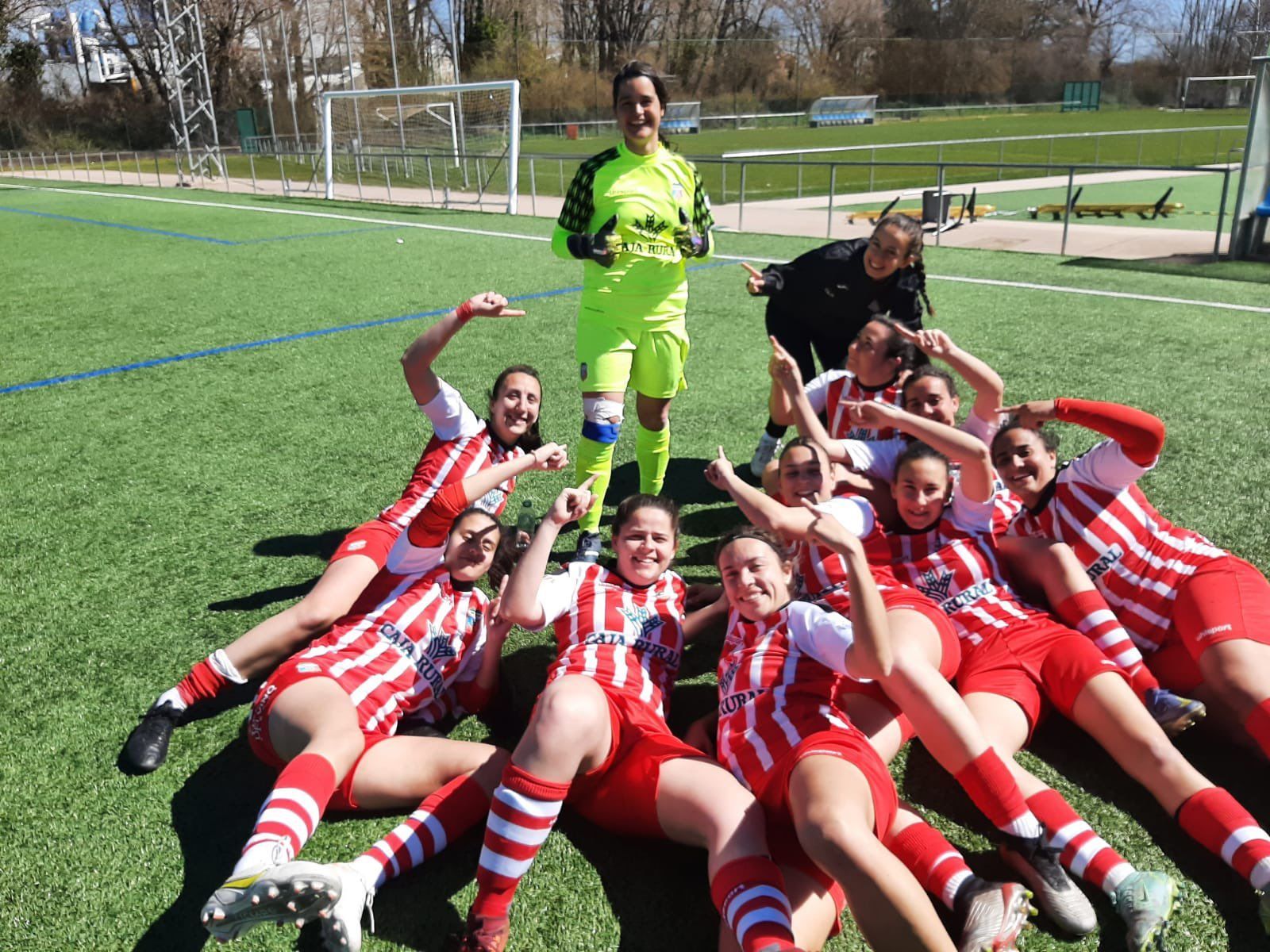 Las jugadoras del Amigos del Duero posan con su portera en el día de ayer