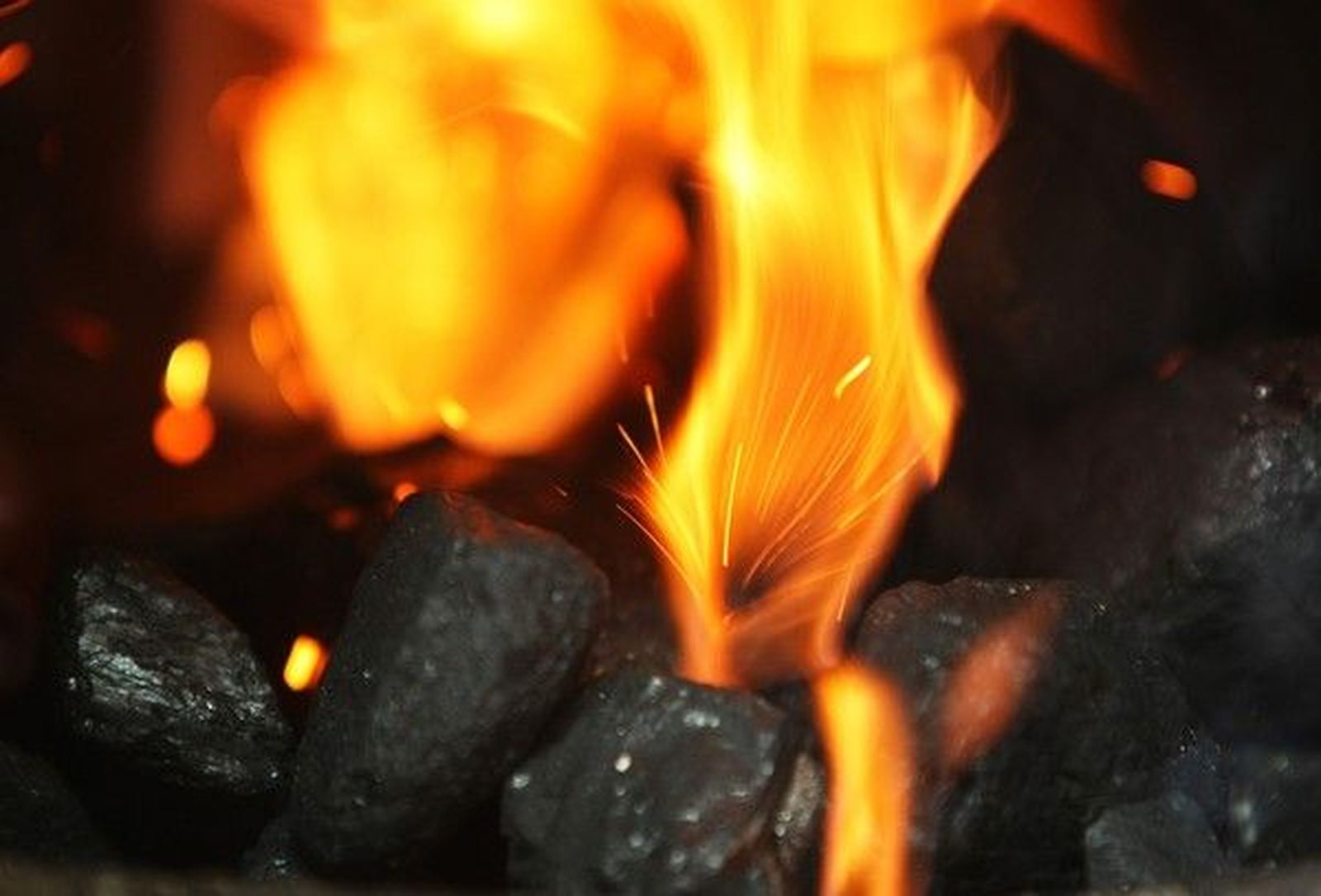 Una estufa de uso doméstico quema carbón para calefacción. ICAL