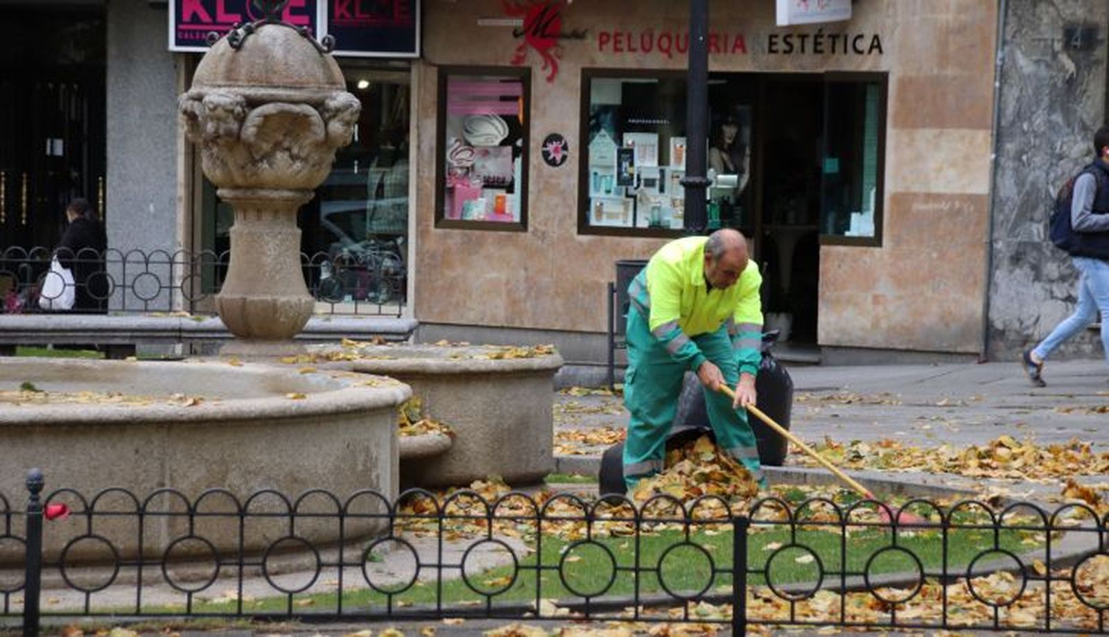 Un trabajador del Servicio de Limpieza en la Plaza de la Fuente (