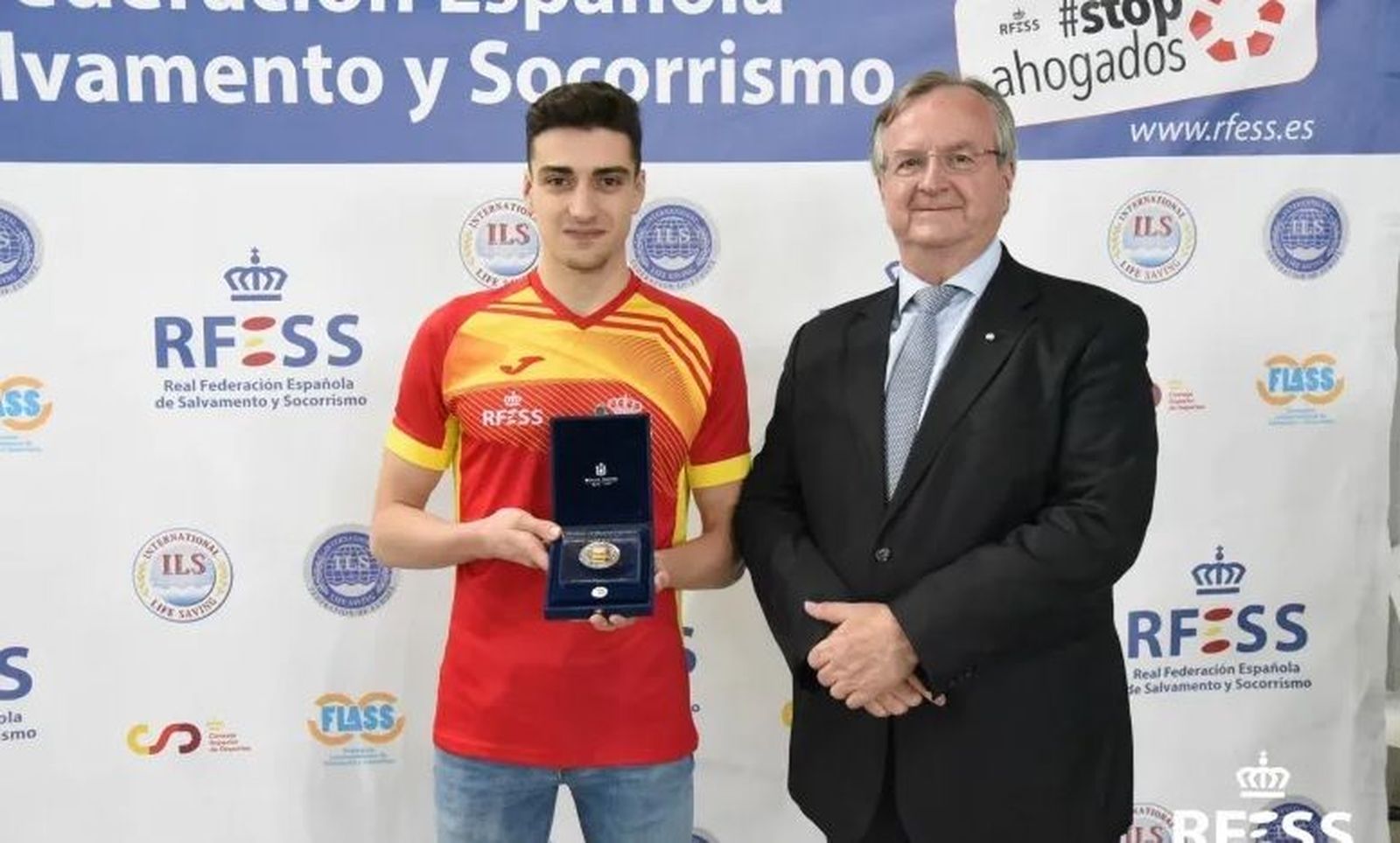 Javier Huerga recibe la medalla. FOTO: Benavente Digital.