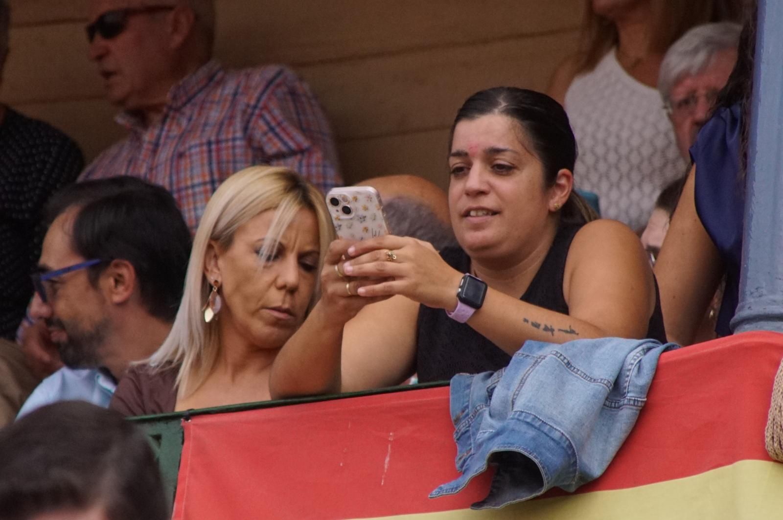 Expectación por ver los caballos de rejoneo en La Glorieta: imágenes del ambiente en los tendidos y en el patio de cuadrillas
