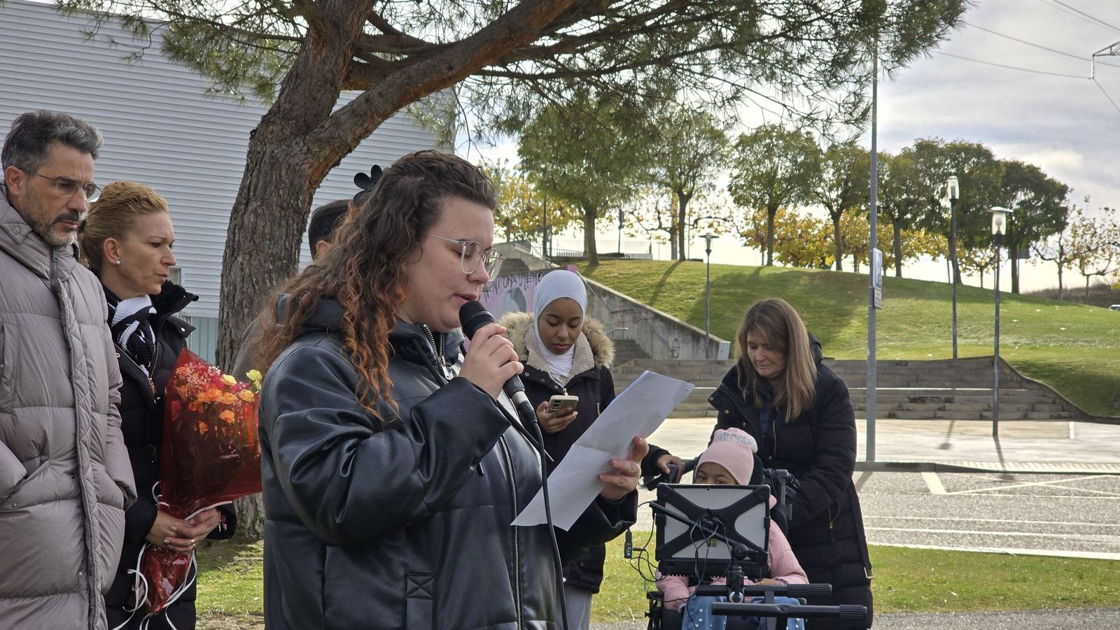 Ofrenda floral y lectura del manifiesto institucional por el Día Contra la Violencia de Género