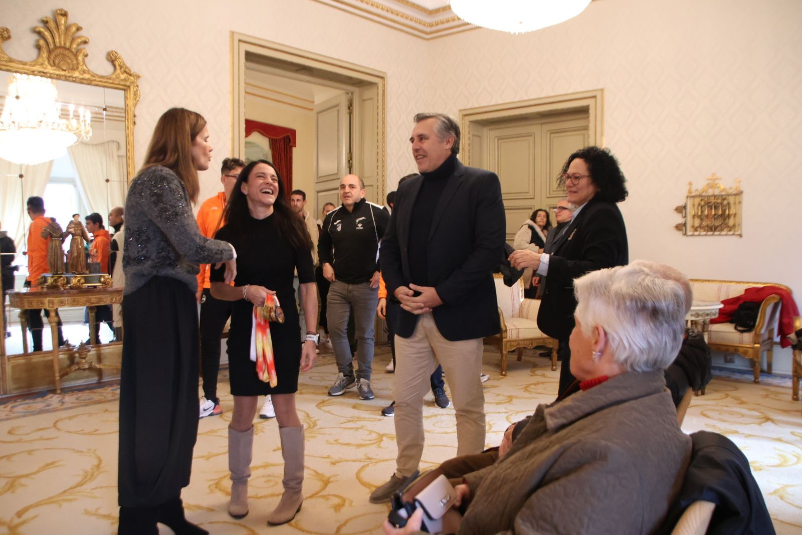La concejala de Deportes, Almudena Parres, recibe a una representación del atletismo salmantino en homenaje a los éxitos cosechados durante este año