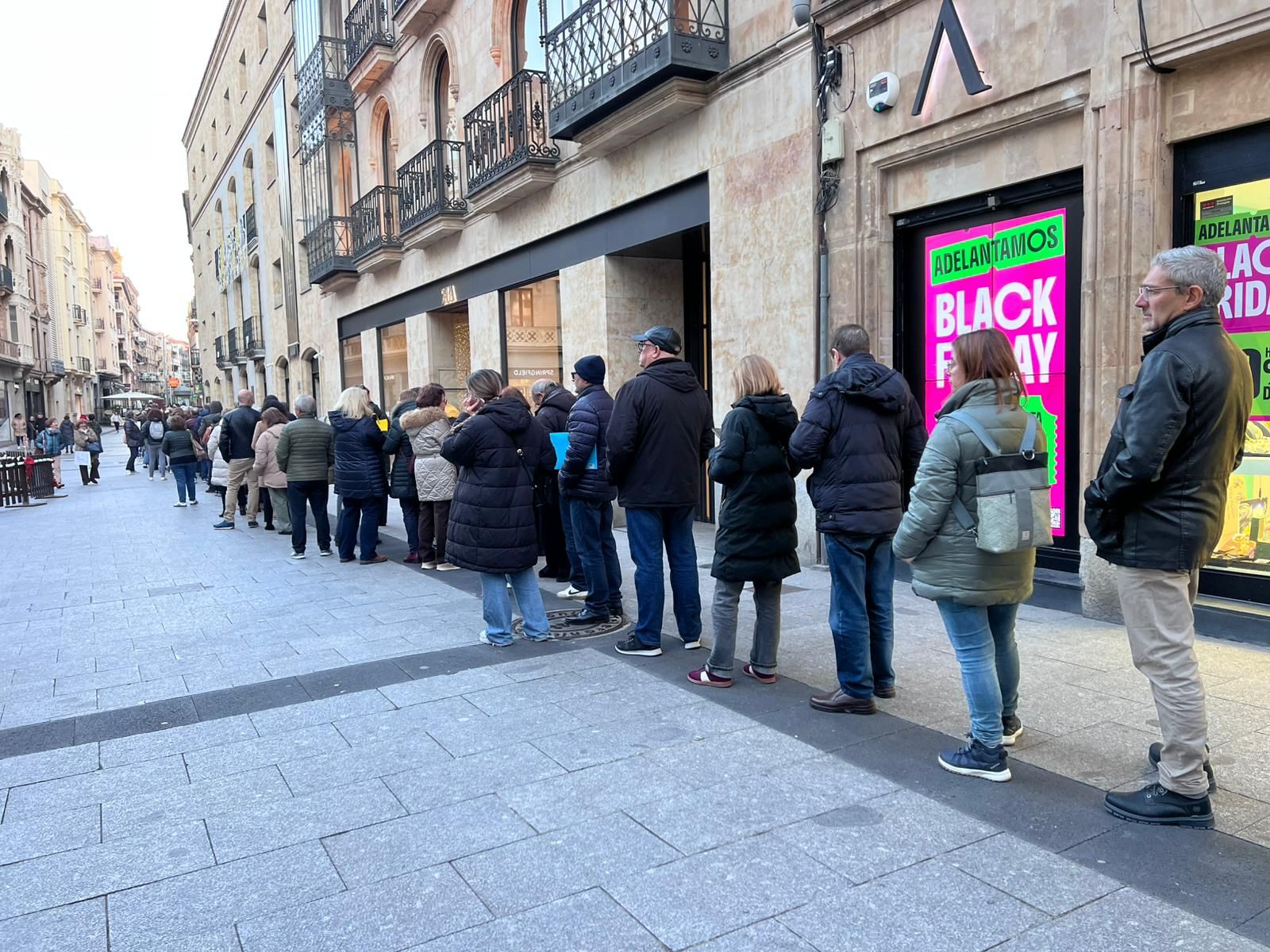 Largas colas en Salamanca por la ilusión ilusión navideña del número de la Lotería de la USAL