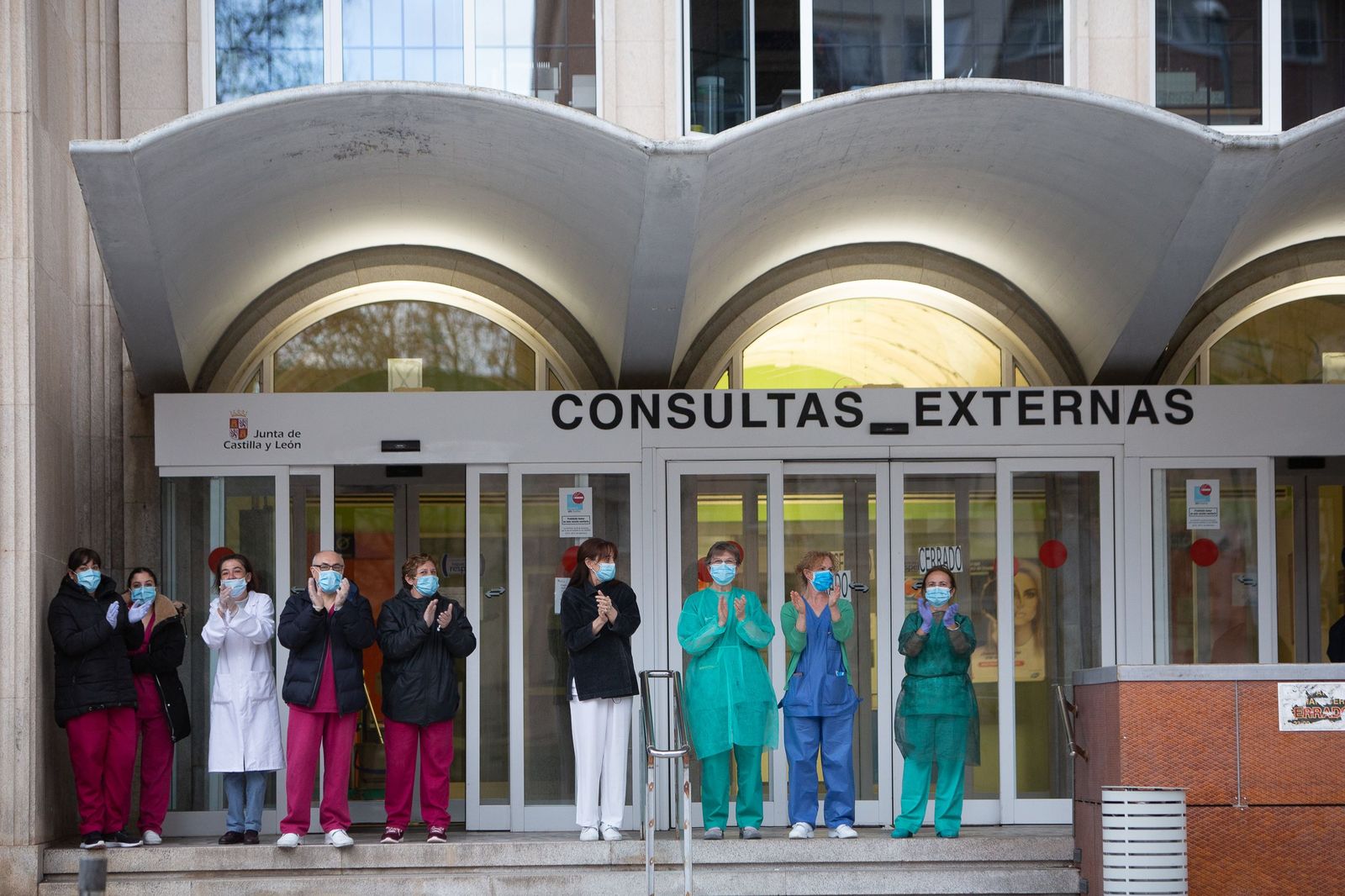 Aplausos al personal sanitario del Hospital Virgen de la Concha de Zamora en abril de este año. | FOTO: ICAL