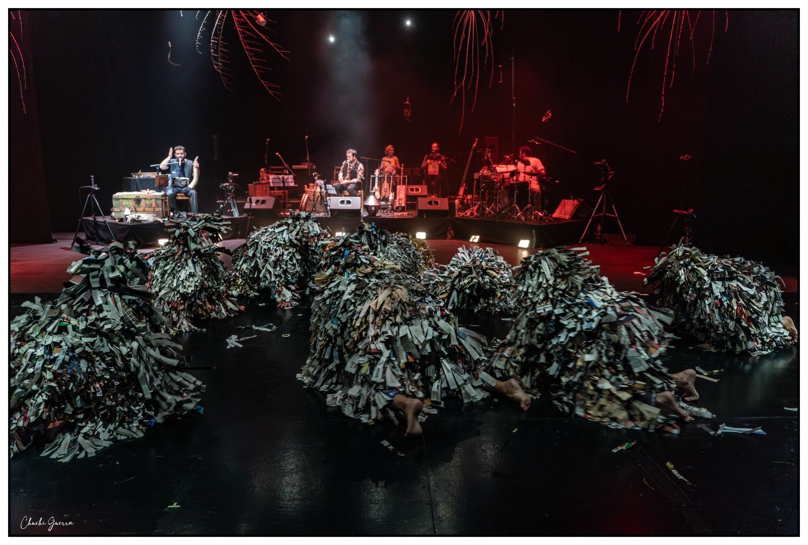 Las diez filandorras al comienzo de su actuación en el LAVA de Valladolid. Fotografía Chuchi Guerra
