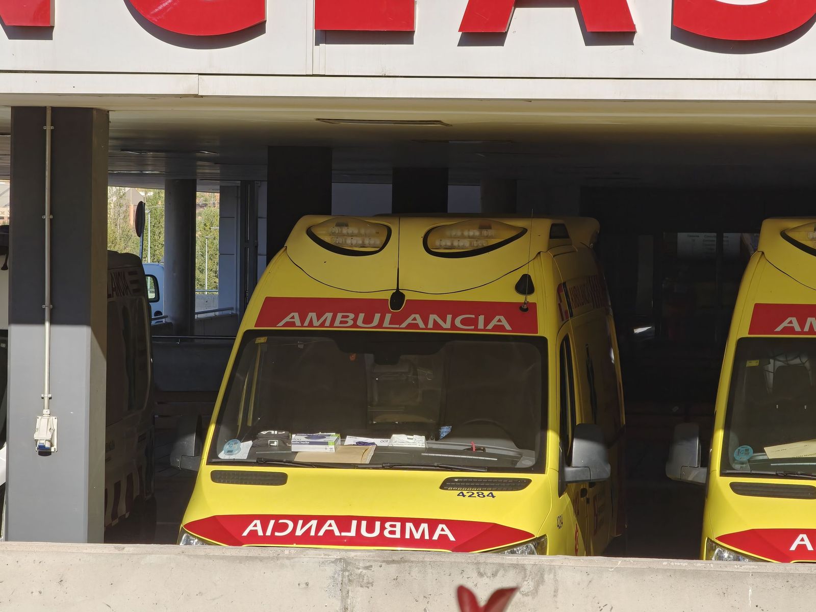 Ambulancia y ambulancias en el hospital de Salamanca. CAUSA. S24H.