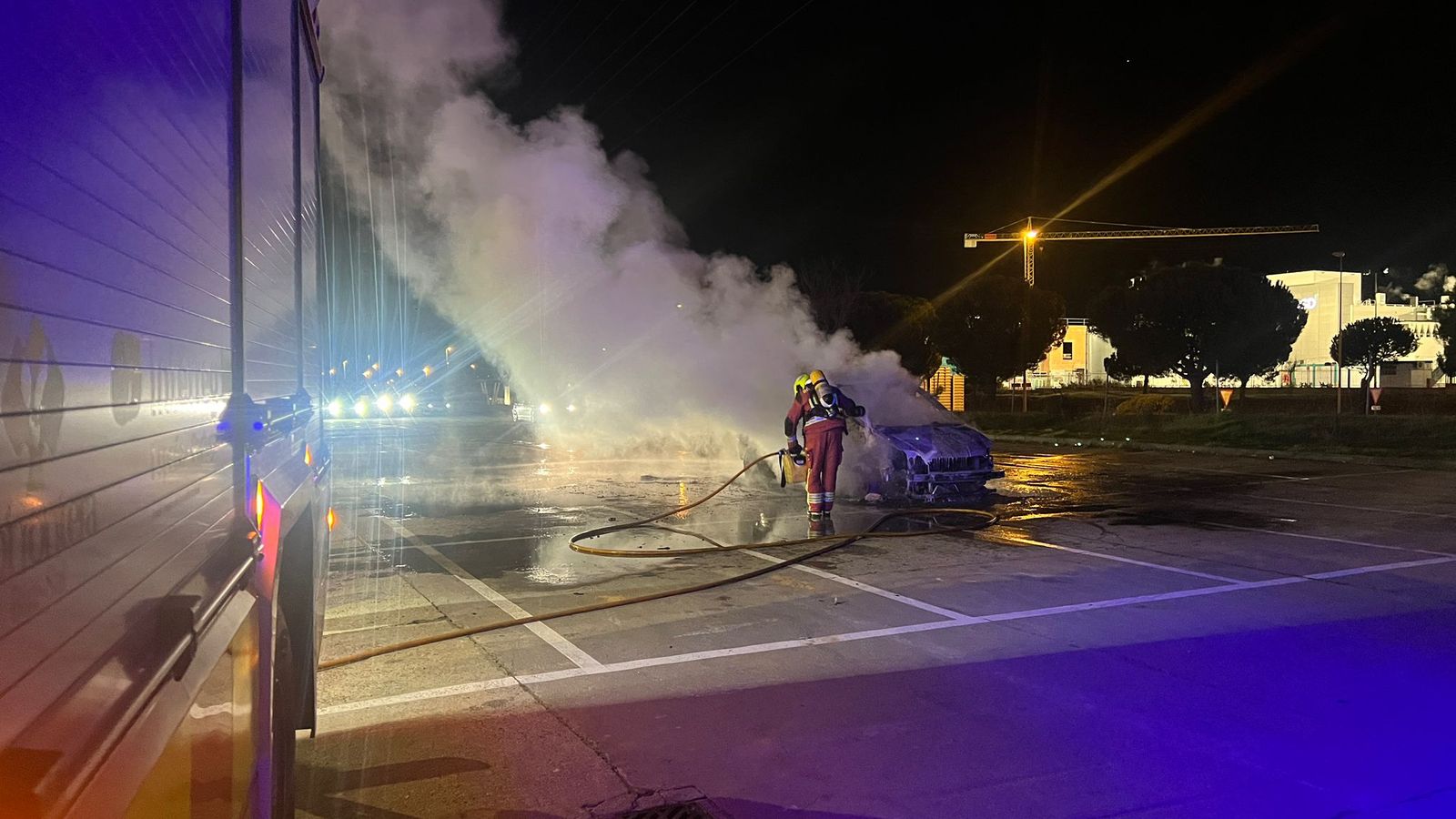Un vehículo queda calcinado tras un incendio en la calle Newton
