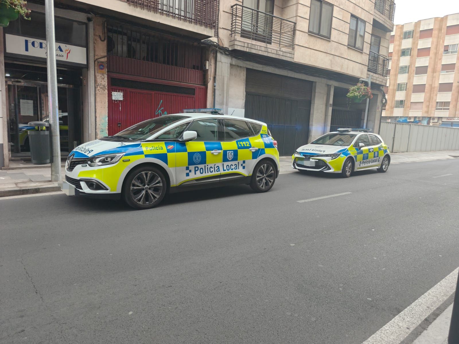 Presencia de la Policía Local en un establecimiento de Álvaro Gil