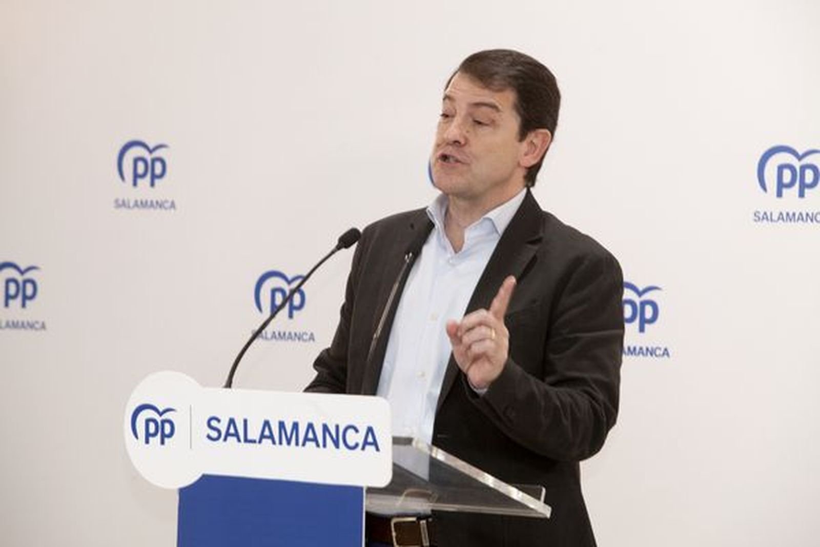 Fernández Mañueco durante la celebración de la comida de Navidad del PP en Salamanca. Foto ICAL