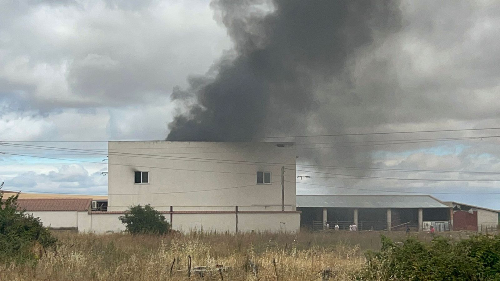 Alarma en Garcihernández por el incendio de una nave