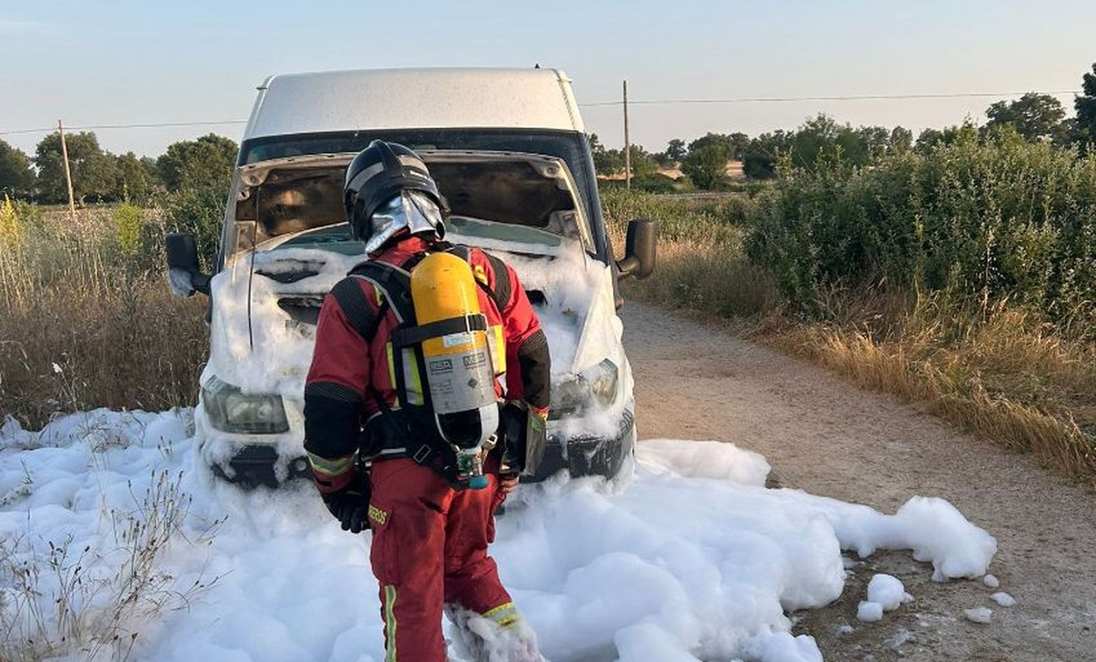 Una furgoneta se incendia en Lumbrales tras un fallo en el motor y acuden los bomberos de Lumbrales