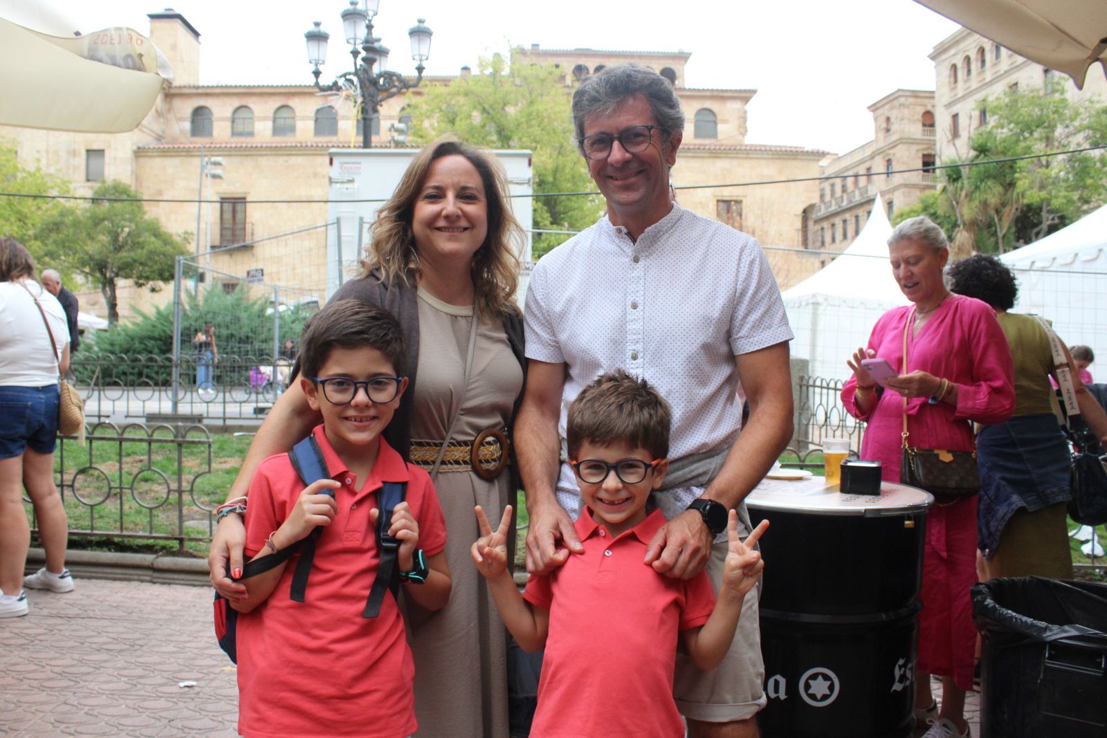 Ambiente en la Feria de Día en el mediodía de este domingo