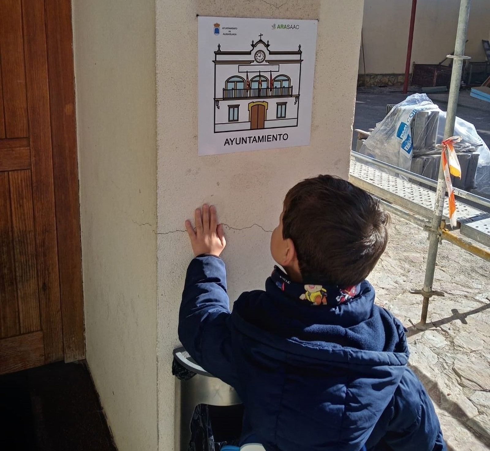 Asier mira los pictogramas colocados en Aldeatejada