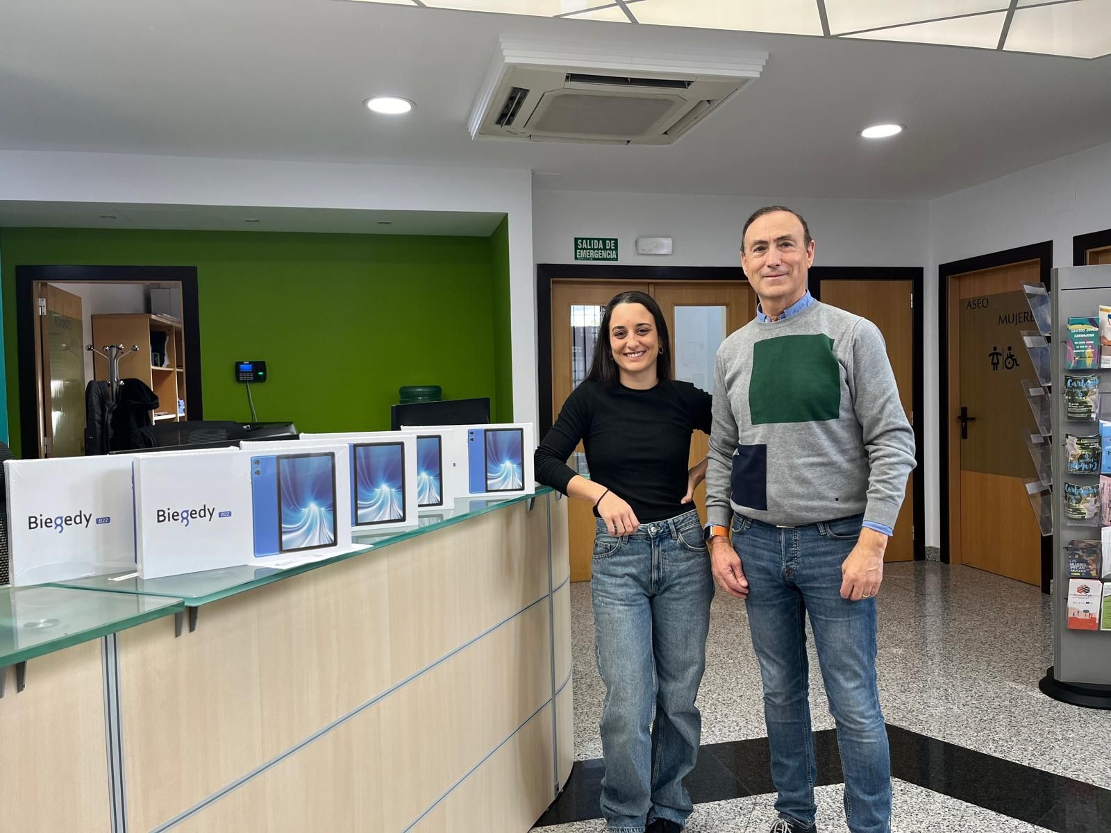 La concejala de Educación y Juventud, Alba Hernández y el alcalde de Carbajosa, Pedro Samuel Martín