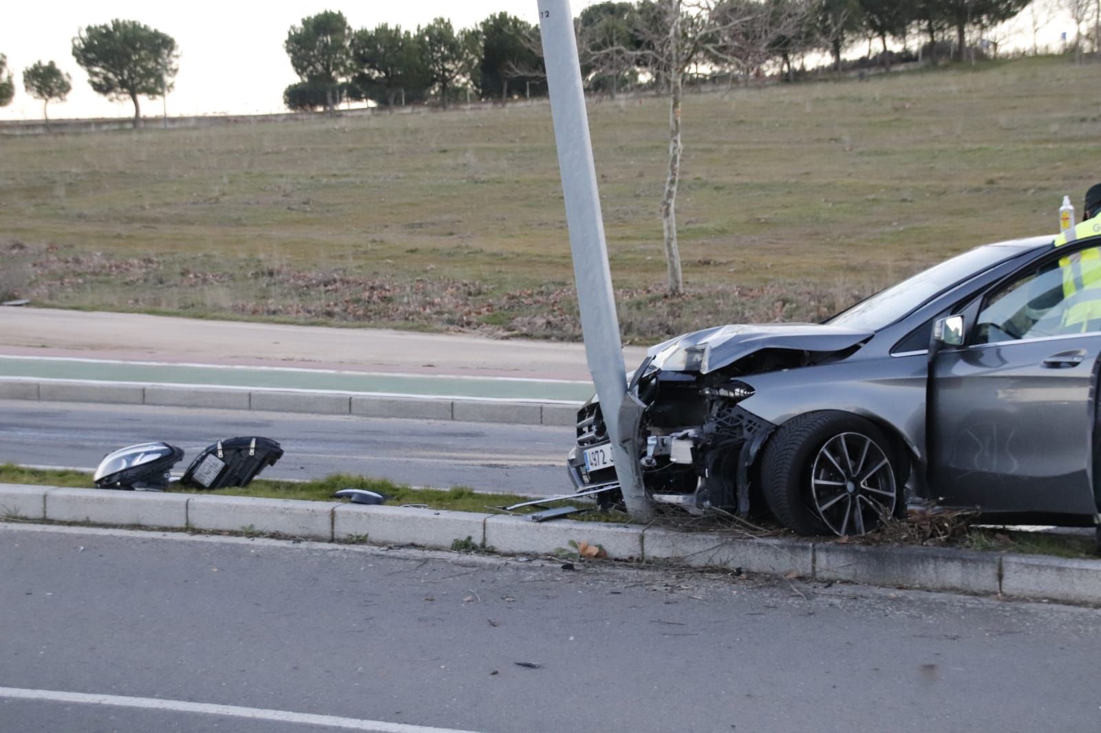 Un coche se empotra contra una farola en Villamayor (1)