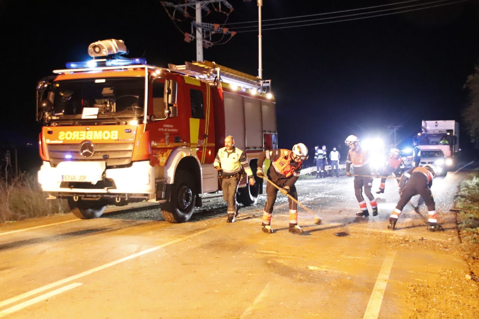 grave-accidente-en-la-carretera-de-aldealengua-con-un-coche-volcado-13