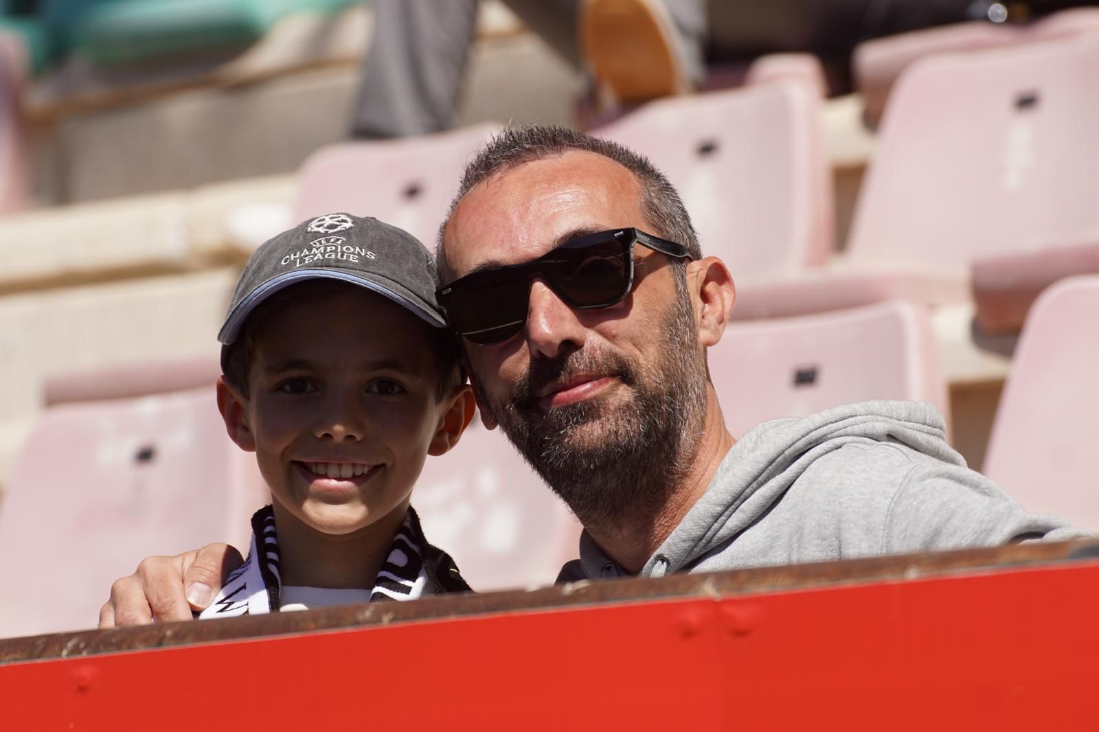 Gran ambiente en la grada para ver el partido entre Zamora - Unionistas en el Estadio Ruta de la Plata