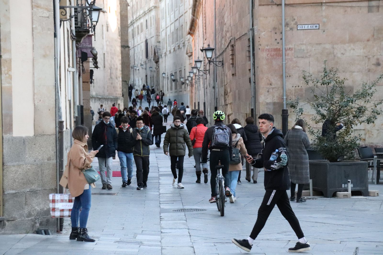 Gente paseando por calle Compañía