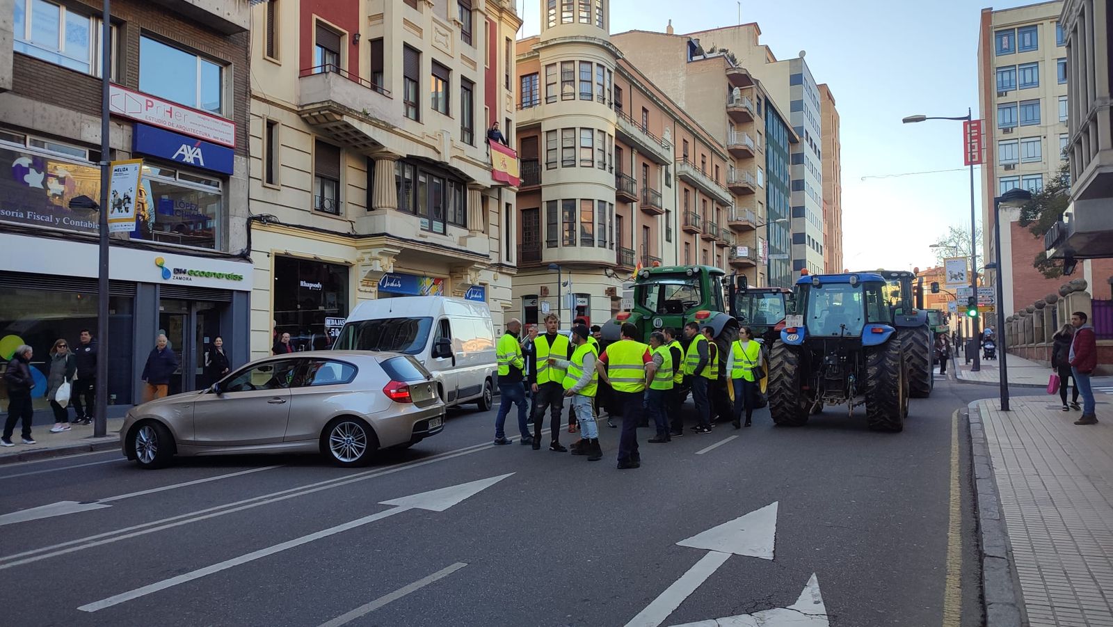 La avenida de Alfonso IX de Zamora, cortada por la movilización de agricultores