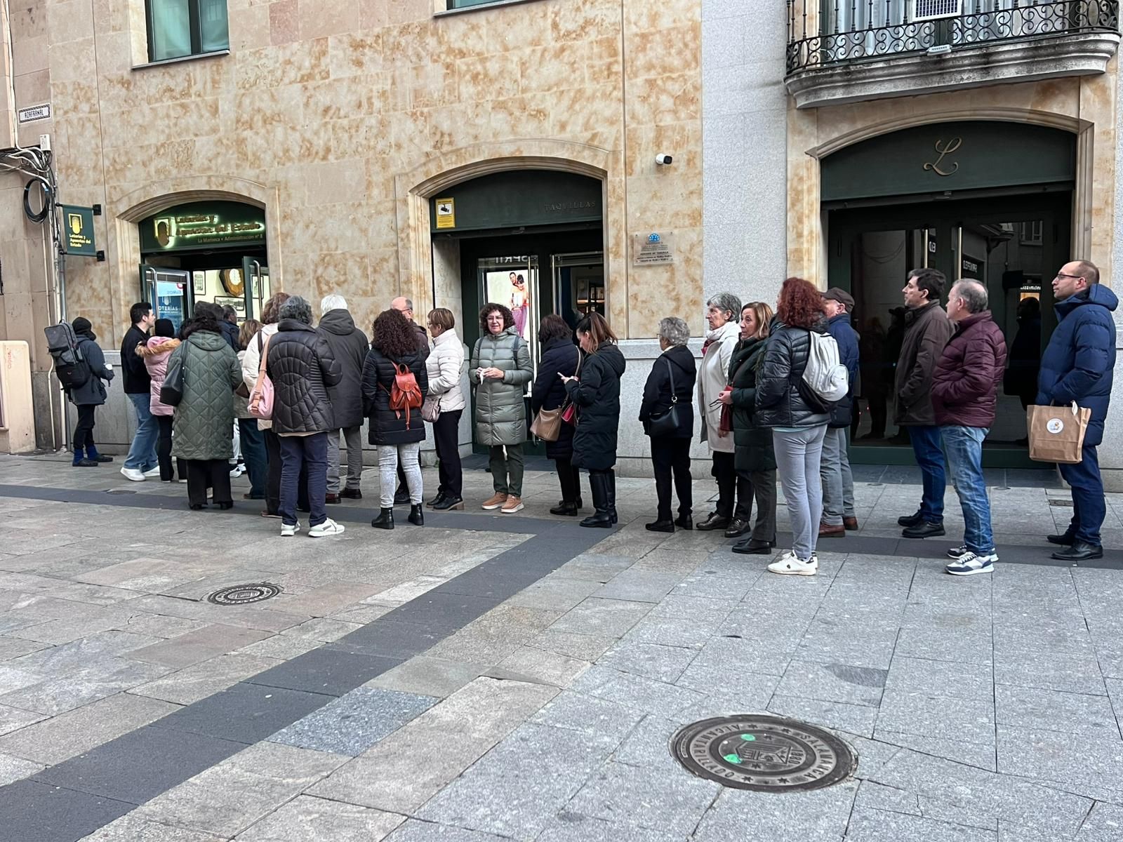Largas colas en Salamanca por la ilusión ilusión navideña del número de la Lotería de la USAL