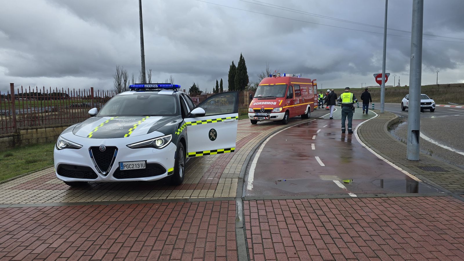 Guardia Civil y bomberos en un accidente en la rotonda del Helmántico. Fotos Andrea M (2)