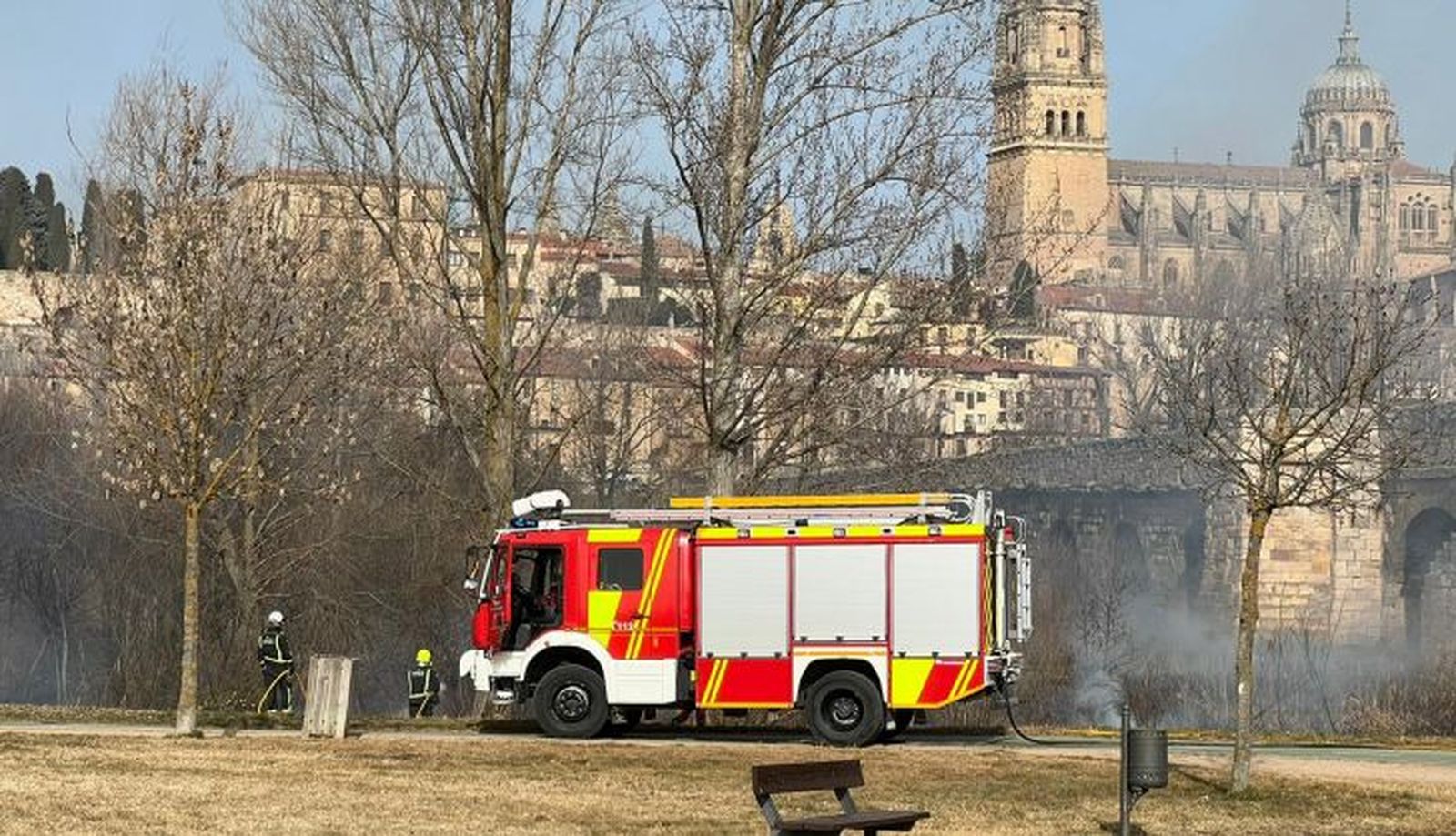 Incendio junto al Puente Romano Incendio junto al Puente Romano