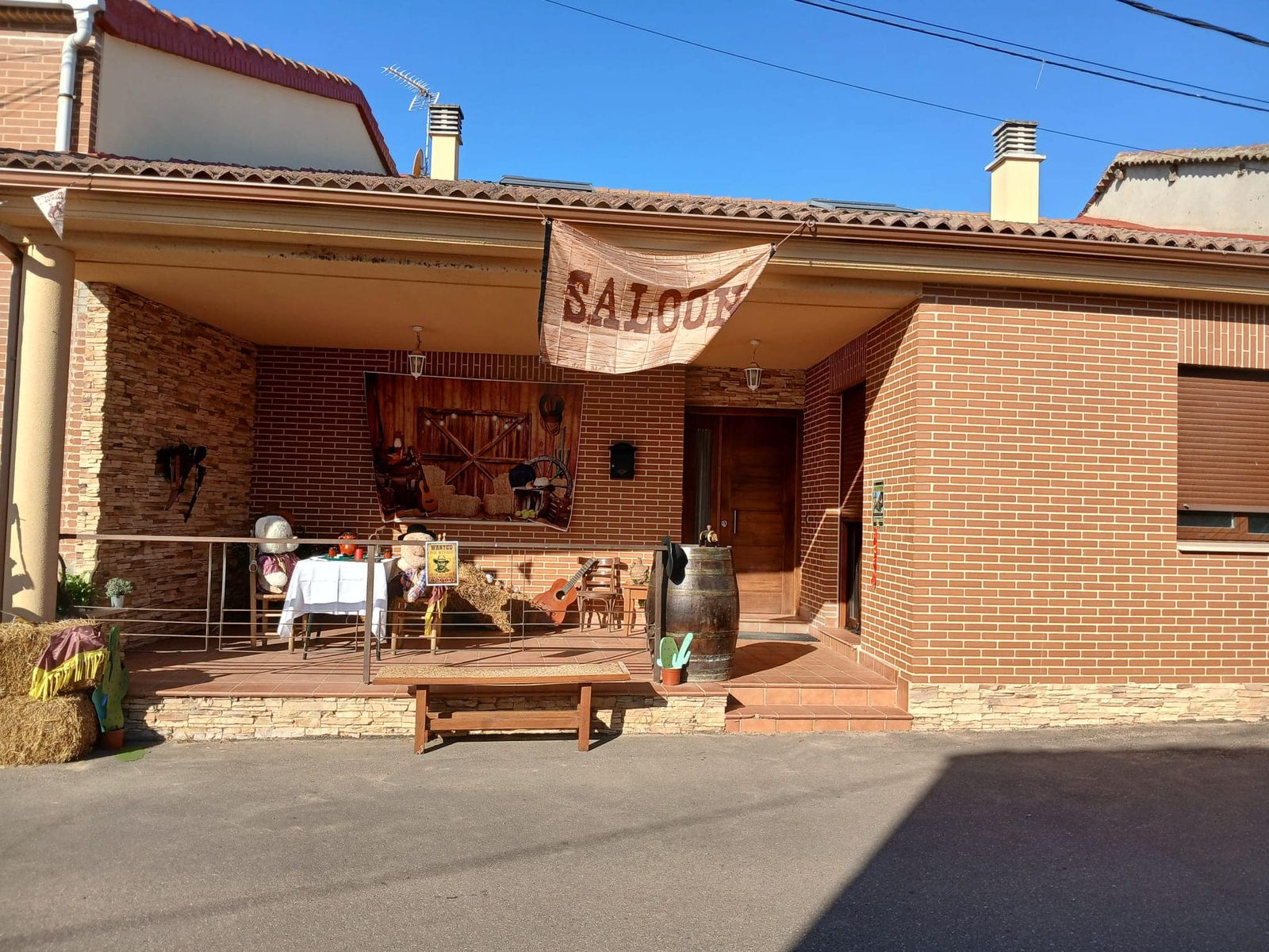 Fachada decorada con un viejo salón. El Perdigón. FOTO: Redes Sociales