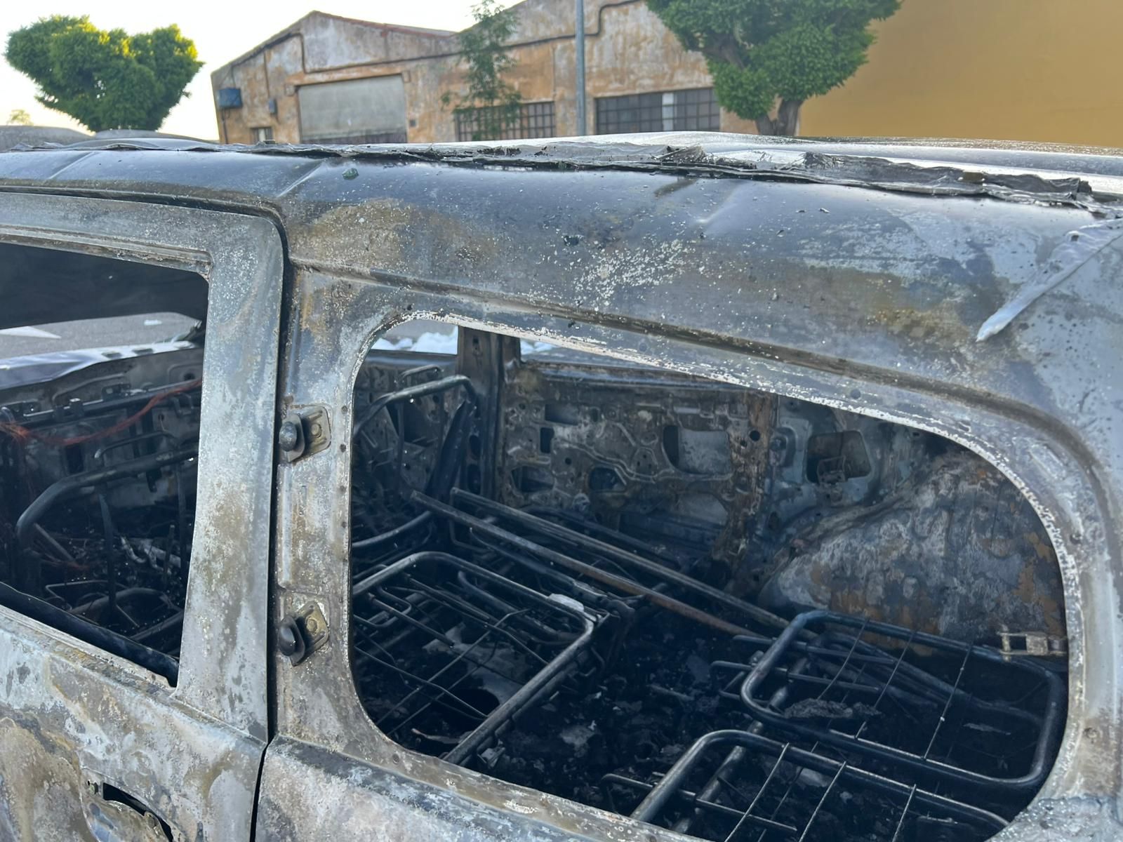 Un coche arde de madrugada en Puente Ladrillo y queda totalmente calcinado